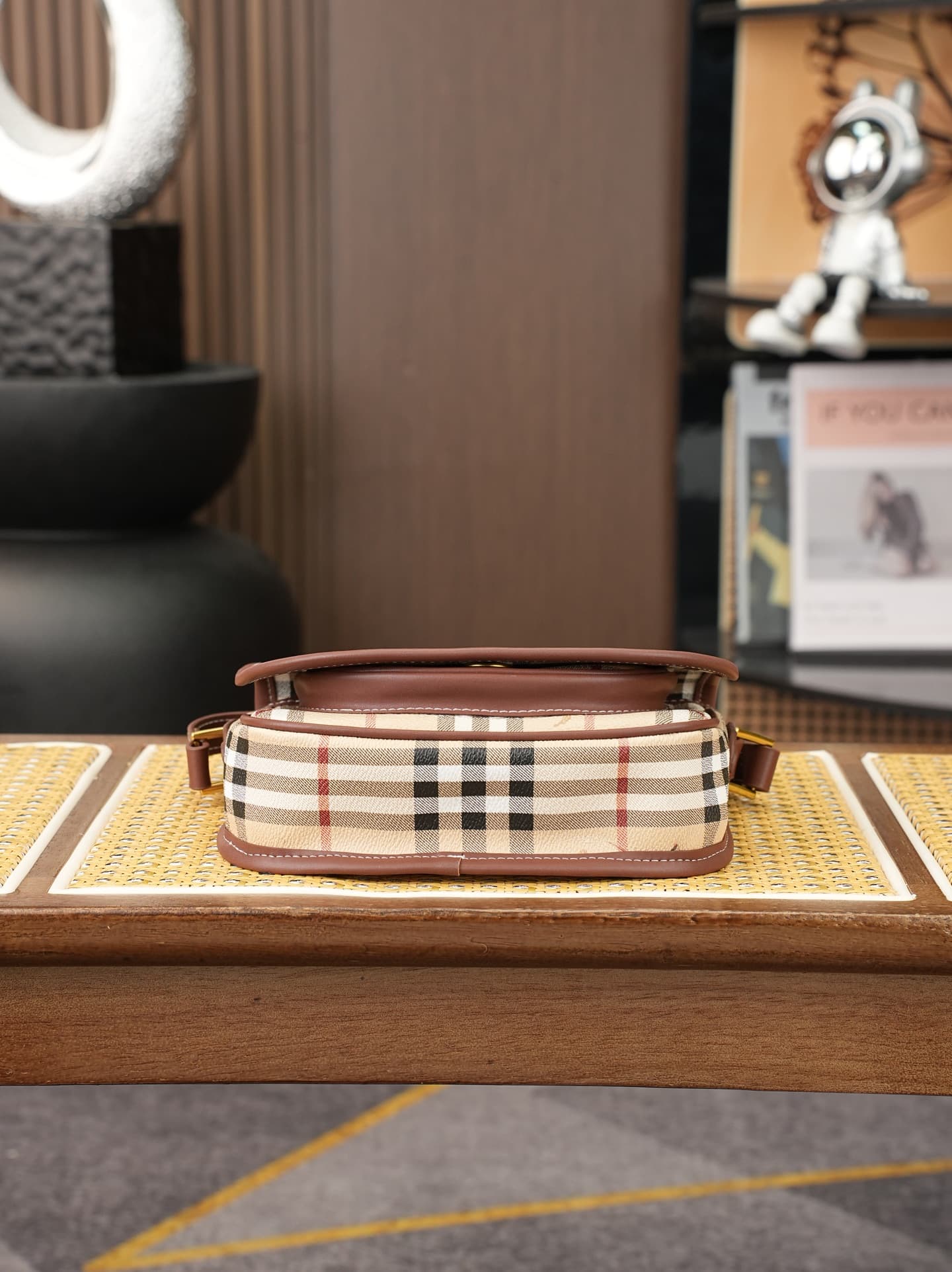 C87 Vintage/retro Bur “crossbody bag with Maja check vintage material – looks more relaxed and casual. Graffiti logos are bold and straightforward, giving a distinct feel right away. It embodies BUR’s iconic style; truly elegant and charming. The design i — image 4