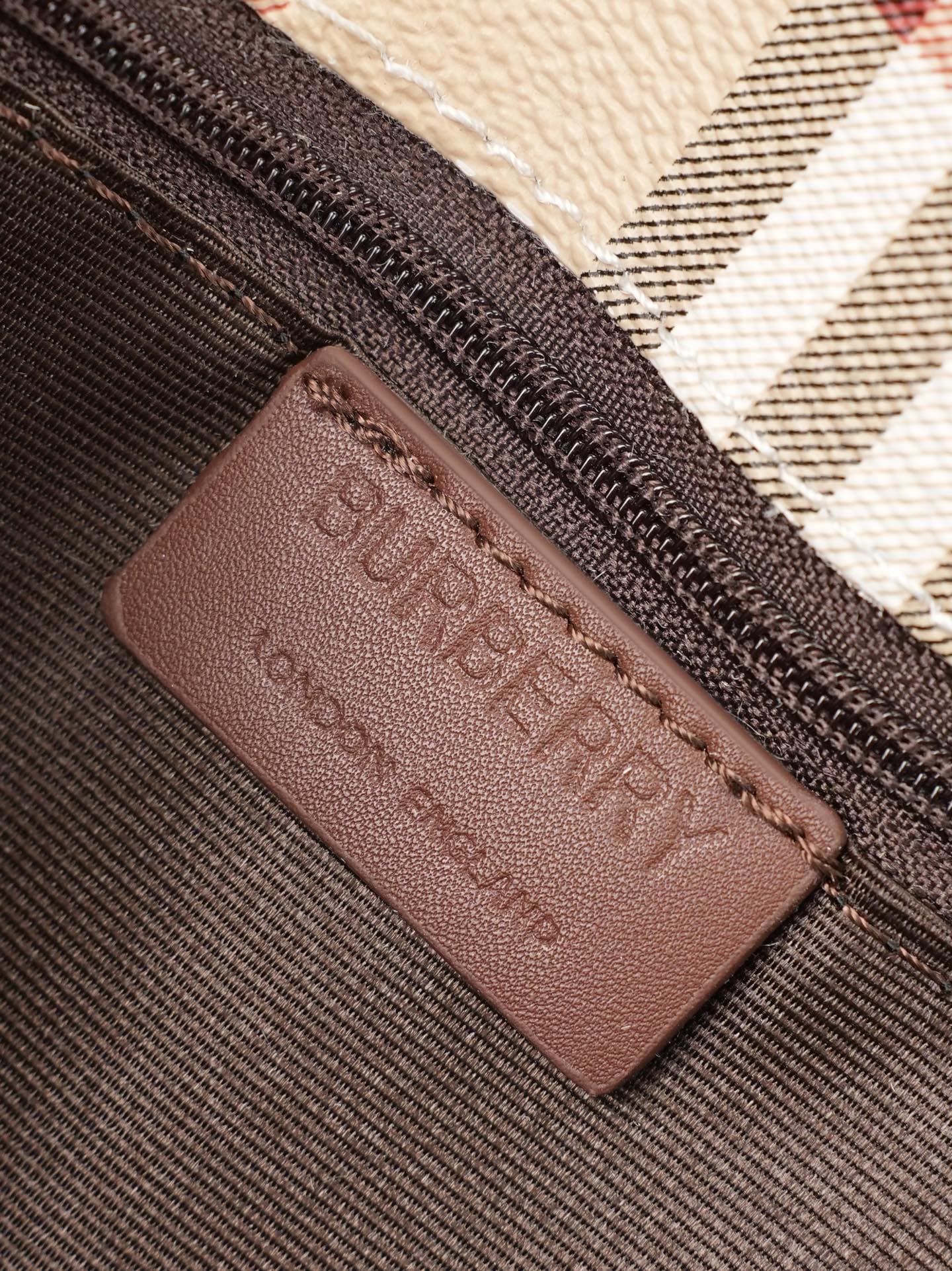 C87 Vintage/retro Bur “crossbody bag with Maja check vintage material – looks more relaxed and casual. Graffiti logos are bold and straightforward, giving a distinct feel right away. It embodies BUR’s iconic style; truly elegant and charming. The design i — image 8