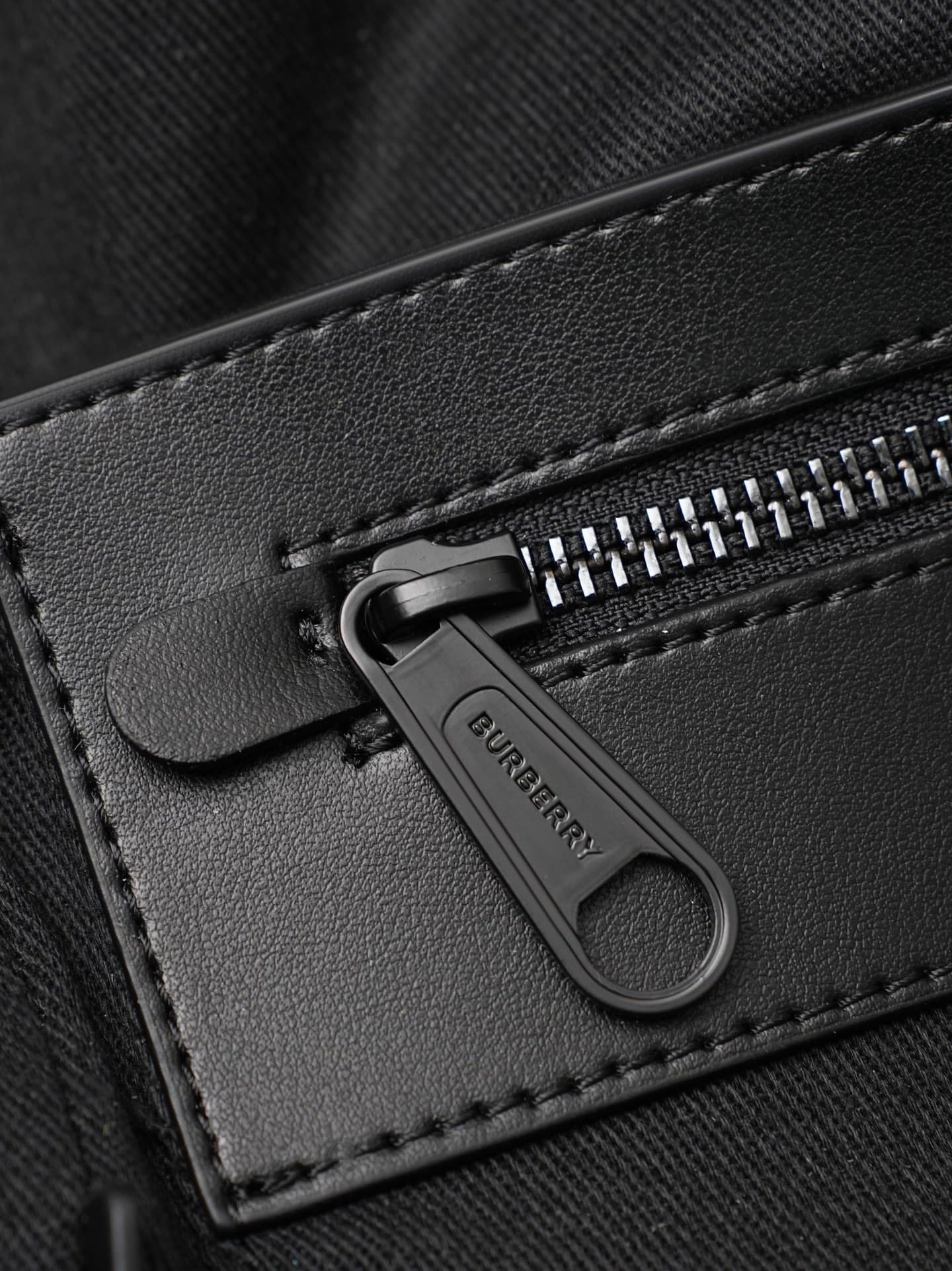 C88 [New Carbon Gray] B’s latest backpack features the iconic pattern design ⛓️ With leather handles at the top, it looks stylish too🌟 The adjustable shoulder straps allow easy adjustment of the load; there’s a special compartment for laptops, making it c — image 8