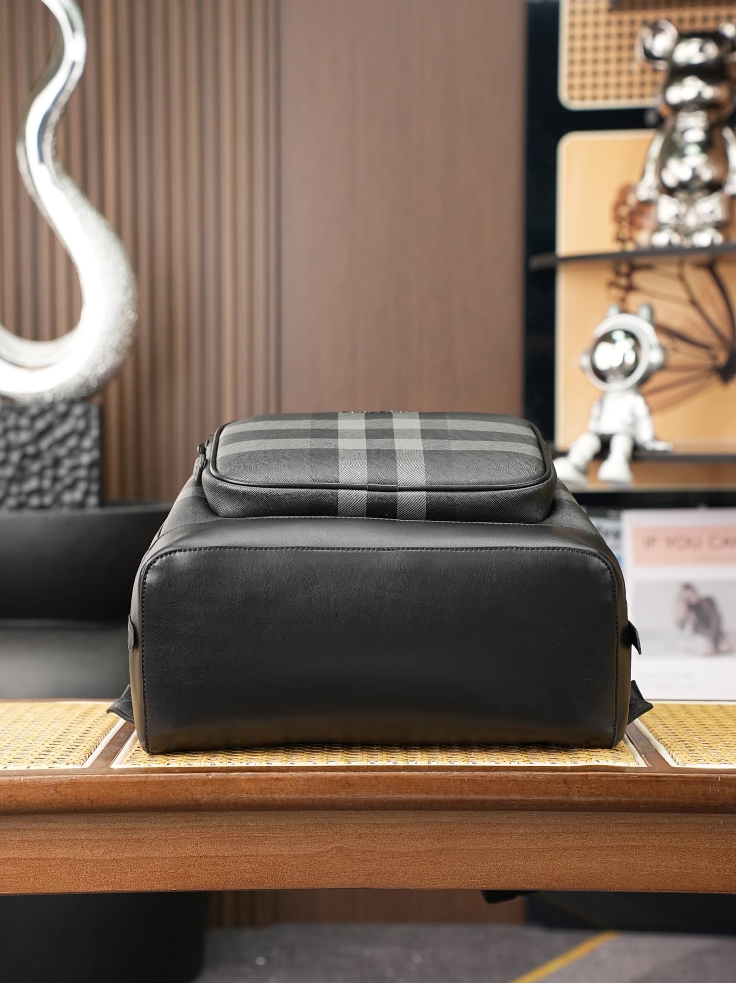 C88 [New Carbon Gray] B’s latest backpack features the iconic pattern design ⛓️ With leather handles at the top, it looks stylish too🌟 The adjustable shoulder straps allow easy adjustment of the load; there’s a special compartment for laptops, making it c — image 3