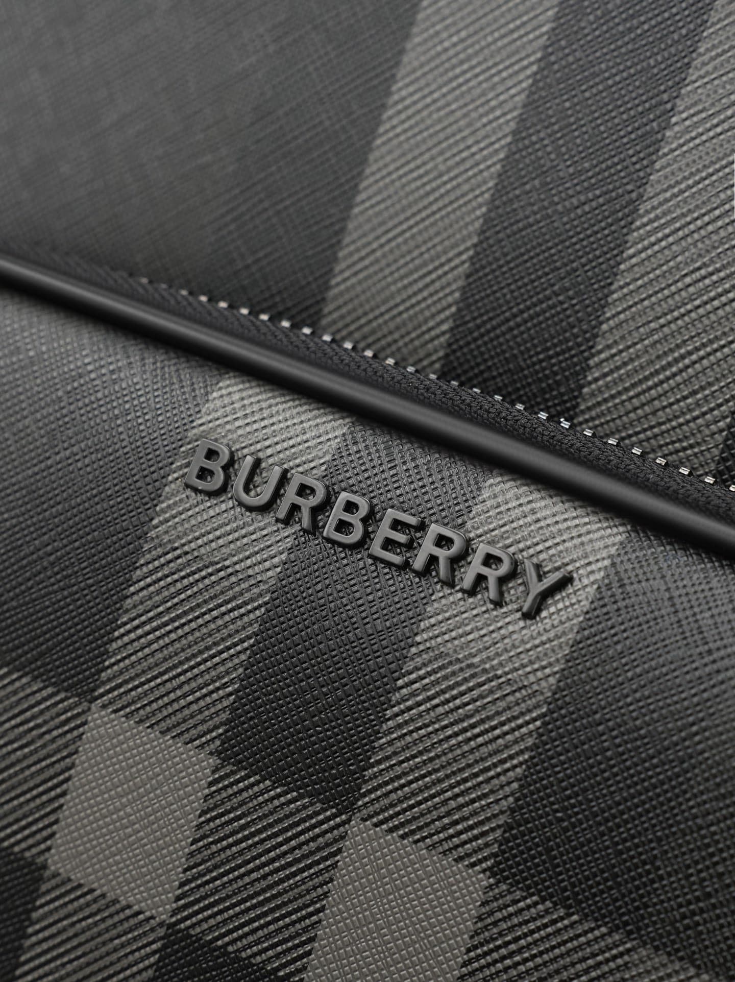 C88 [New Carbon Gray] B’s latest backpack features the iconic pattern design ⛓️ With leather handles at the top, it looks stylish too🌟 The adjustable shoulder straps allow easy adjustment of the load; there’s a special compartment for laptops, making it c — image 5