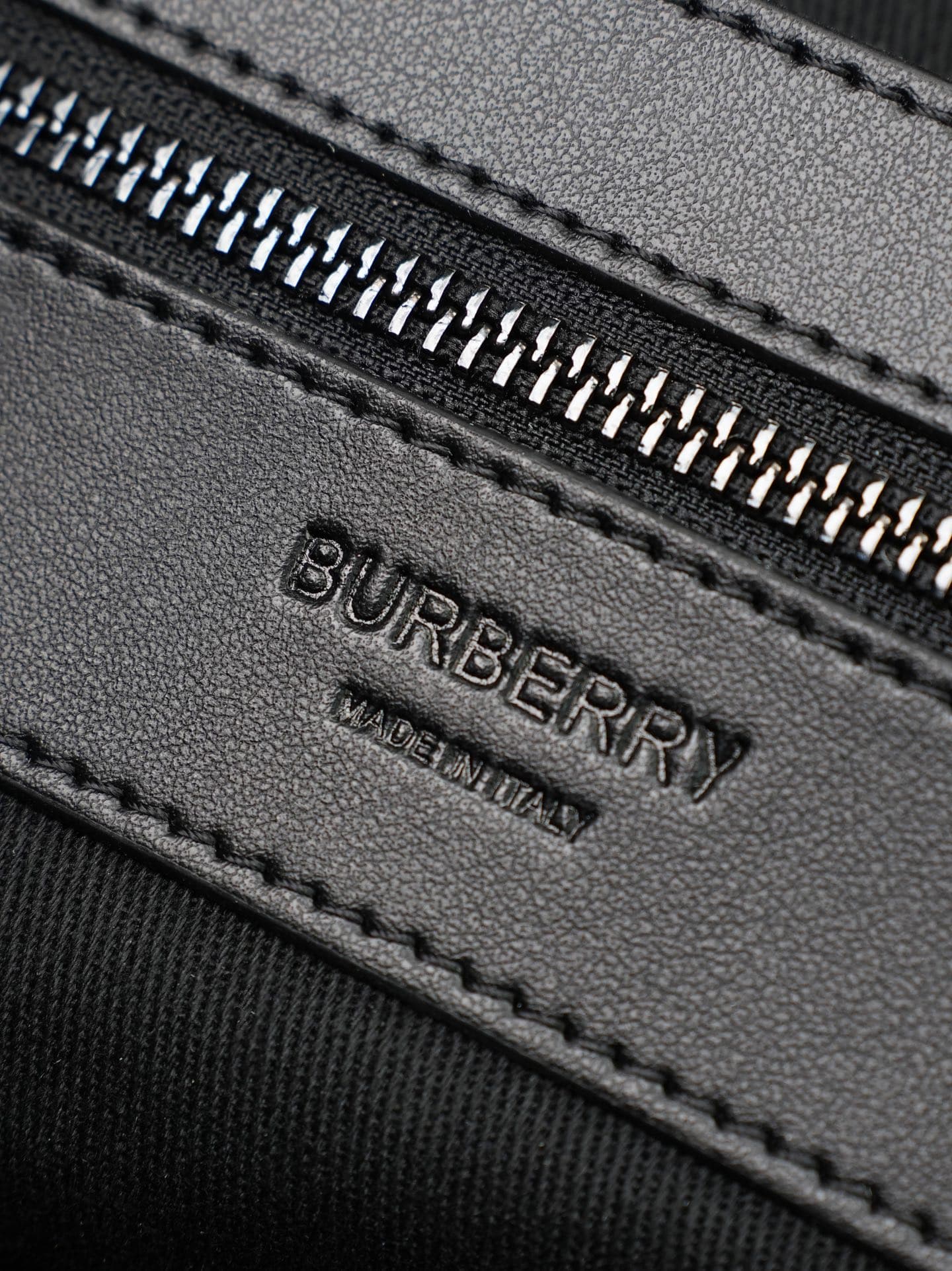 C88 [New Carbon Gray] B’s latest backpack features the iconic pattern design ⛓️ With leather handles at the top, it looks stylish too🌟 The adjustable shoulder straps allow easy adjustment of the load; there’s a special compartment for laptops, making it c — image 7