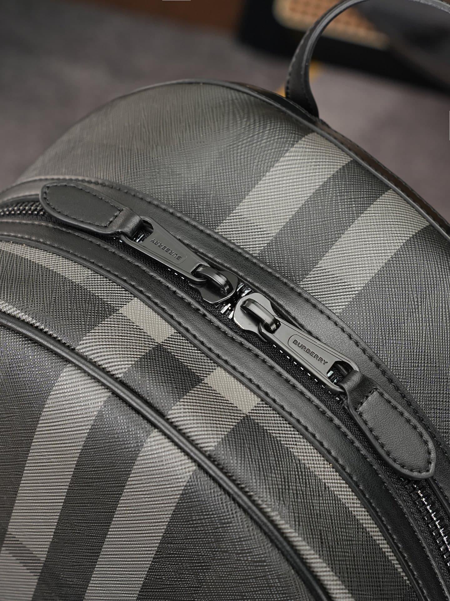 C88 [New Carbon Gray] B’s latest backpack features the iconic pattern design ⛓️ With leather handles at the top, it looks stylish too🌟 The adjustable shoulder straps allow easy adjustment of the load; there’s a special compartment for laptops, making it c — image 6