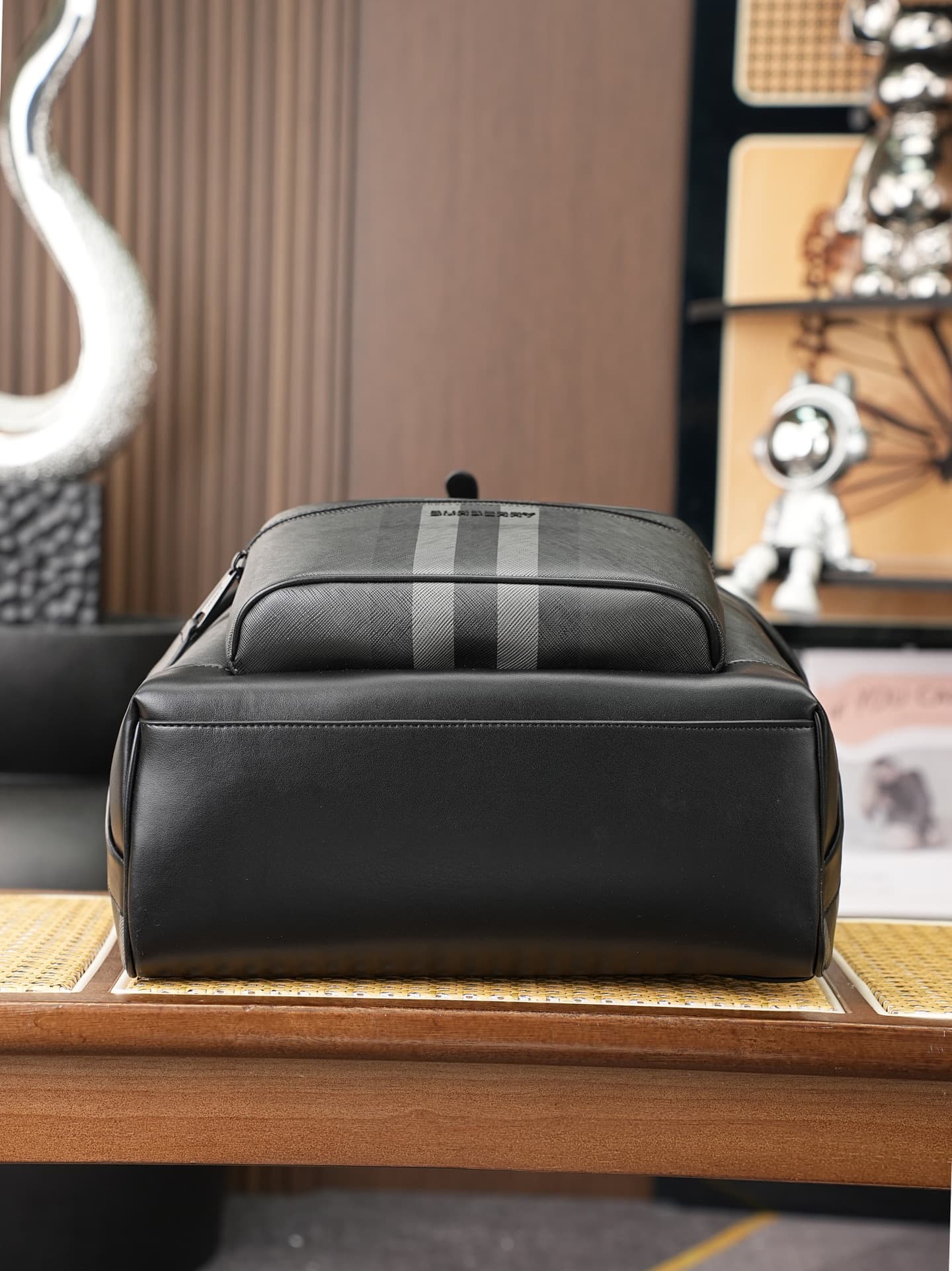 C89 [New Carbon Gray] B’s latest backpack features a distinctive pattern design, with smooth leather trim. A brand logo is also included ❤️ to help organize personal items easily. The sewn-up back panel provides protection. This product can meet various n — image 4