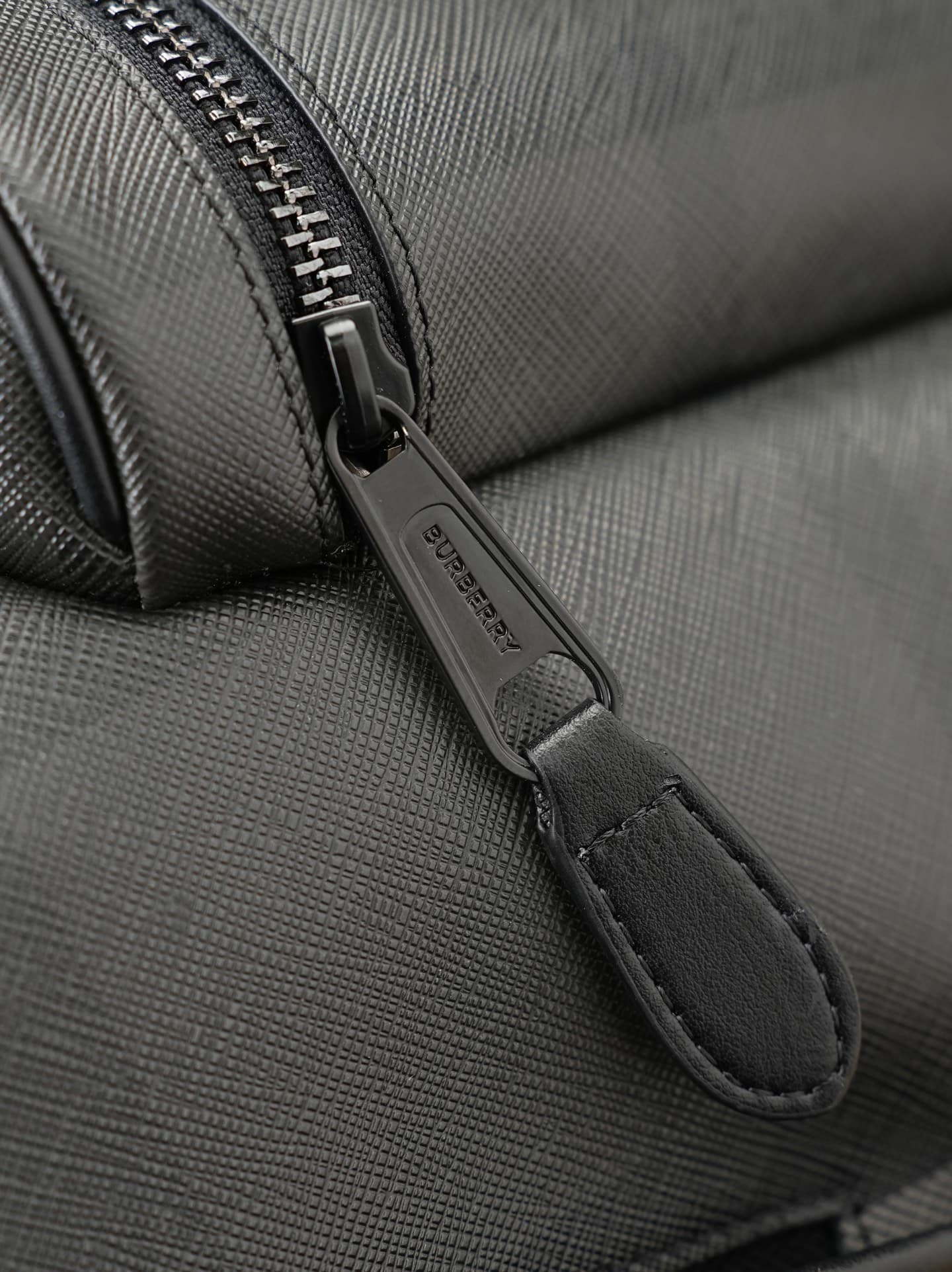 C89 [New Carbon Gray] B’s latest backpack features a distinctive pattern design, with smooth leather trim. A brand logo is also included ❤️ to help organize personal items easily. The sewn-up back panel provides protection. This product can meet various n — image 6