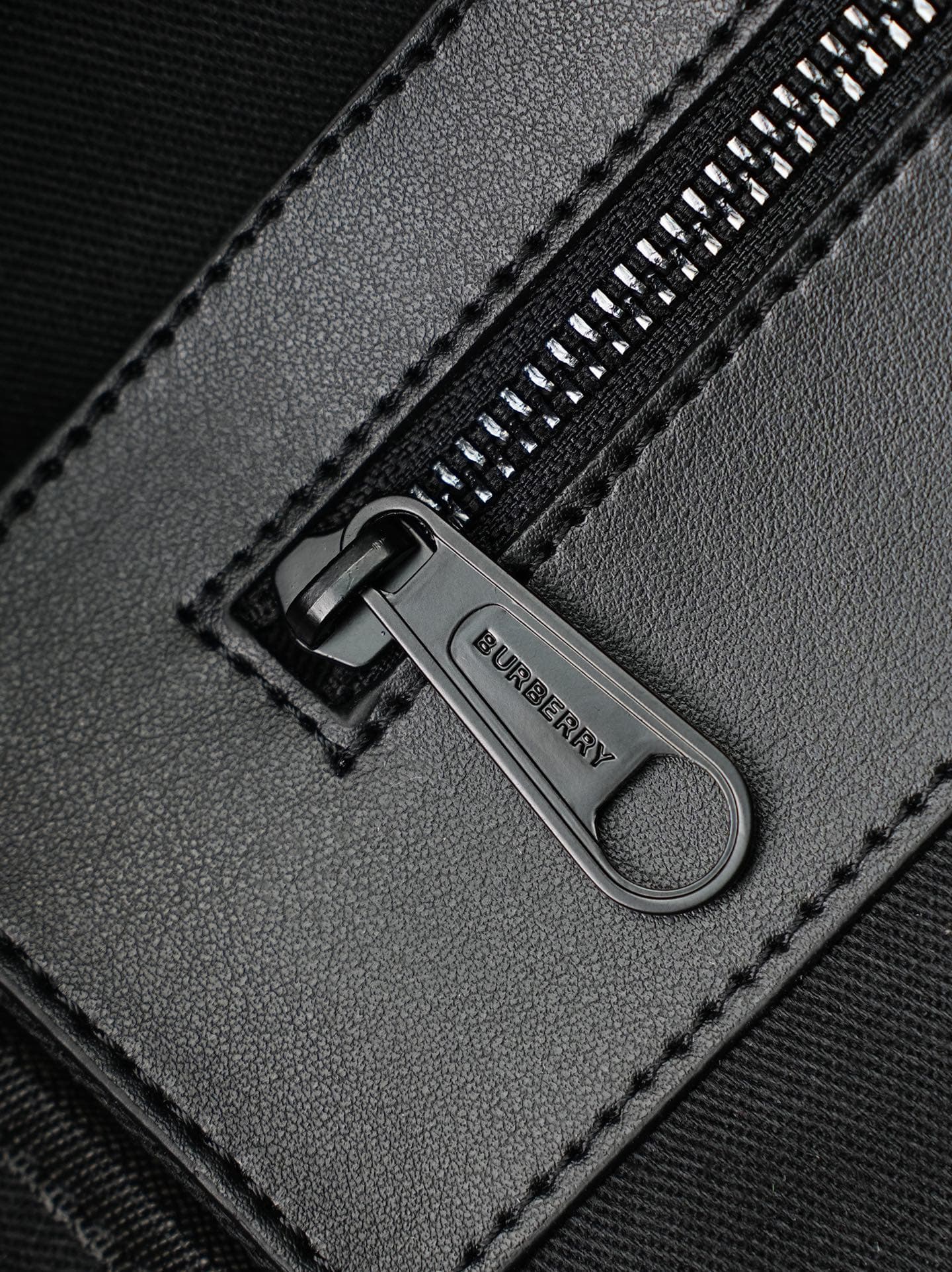 C89 [New Carbon Gray] B’s latest backpack features a distinctive pattern design, with smooth leather trim. A brand logo is also included ❤️ to help organize personal items easily. The sewn-up back panel provides protection. This product can meet various n — image 8