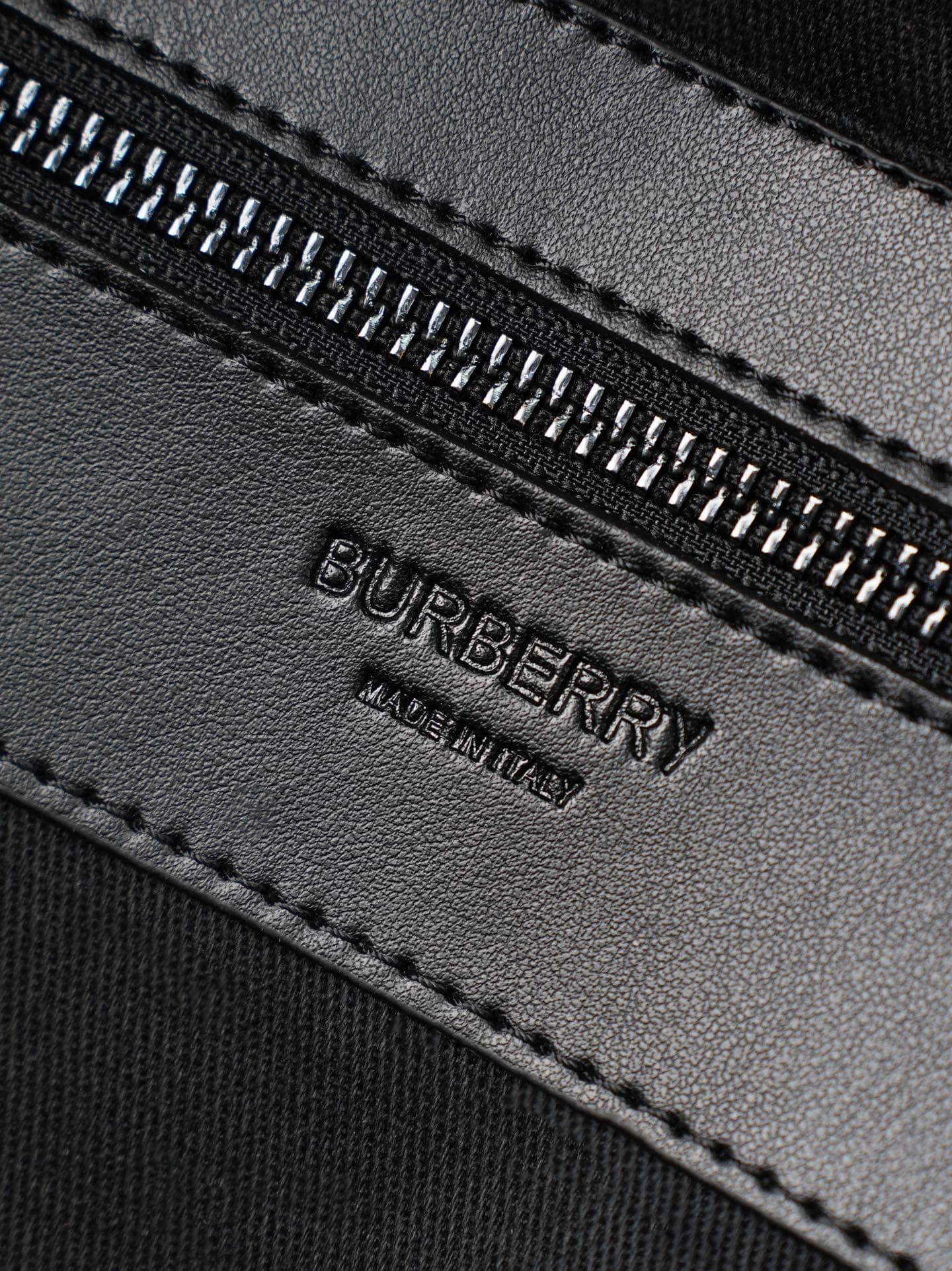 C89 [New Carbon Gray] B’s latest backpack features a distinctive pattern design, with smooth leather trim. A brand logo is also included ❤️ to help organize personal items easily. The sewn-up back panel provides protection. This product can meet various n — image 7