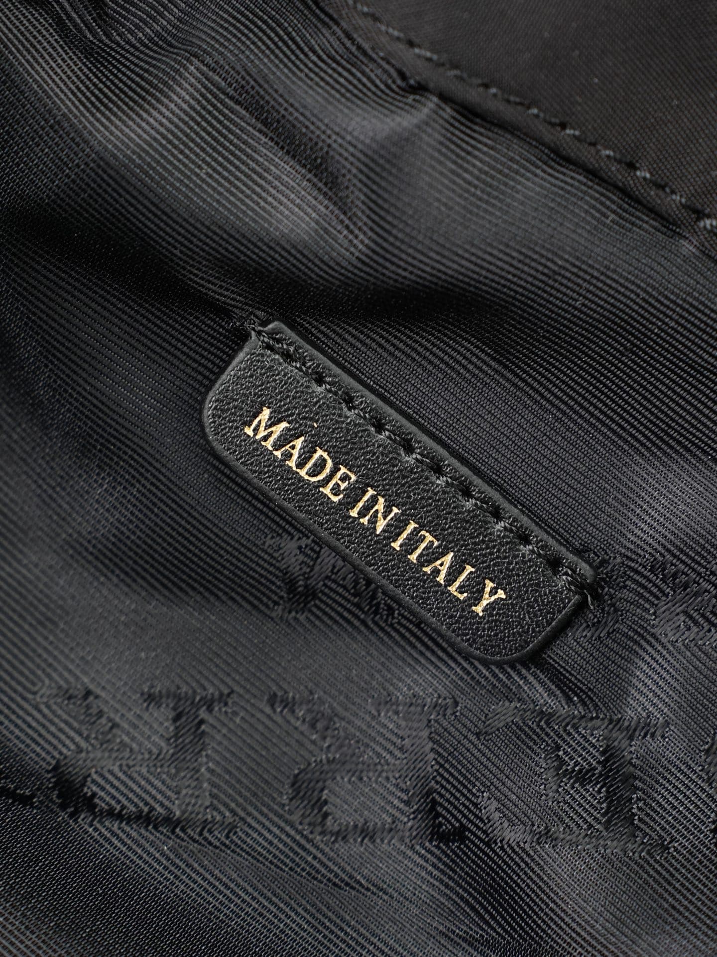 C90 The model “The Rucksack” from Bhome is a key accessory for fashion shows. It is lightweight and rainproof. The shoulder straps feature a comfortable padded design, along with beautiful metal chain decorations. The model number is 8304 — image 8