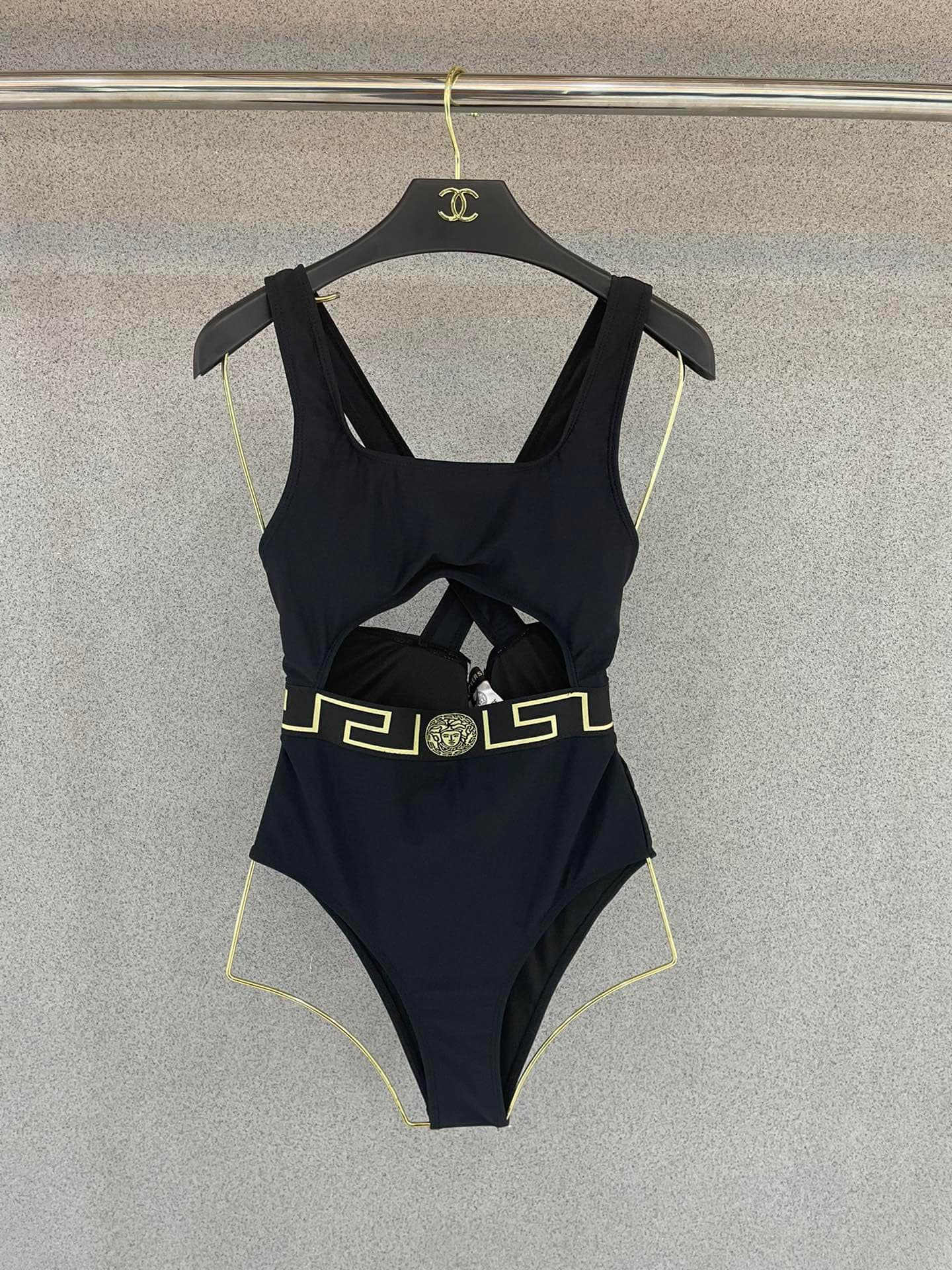C24968 Versace swimsuit – New Versace one-piece 👙❤️😍🥰 A swimsuit suitable for various occasions 🏊‍♀️ On the beach, in swimming pools, hot springs, water parks, and for rafting too 😌 It can be worn both as an inner layer and as a outer layer as well. — image 2