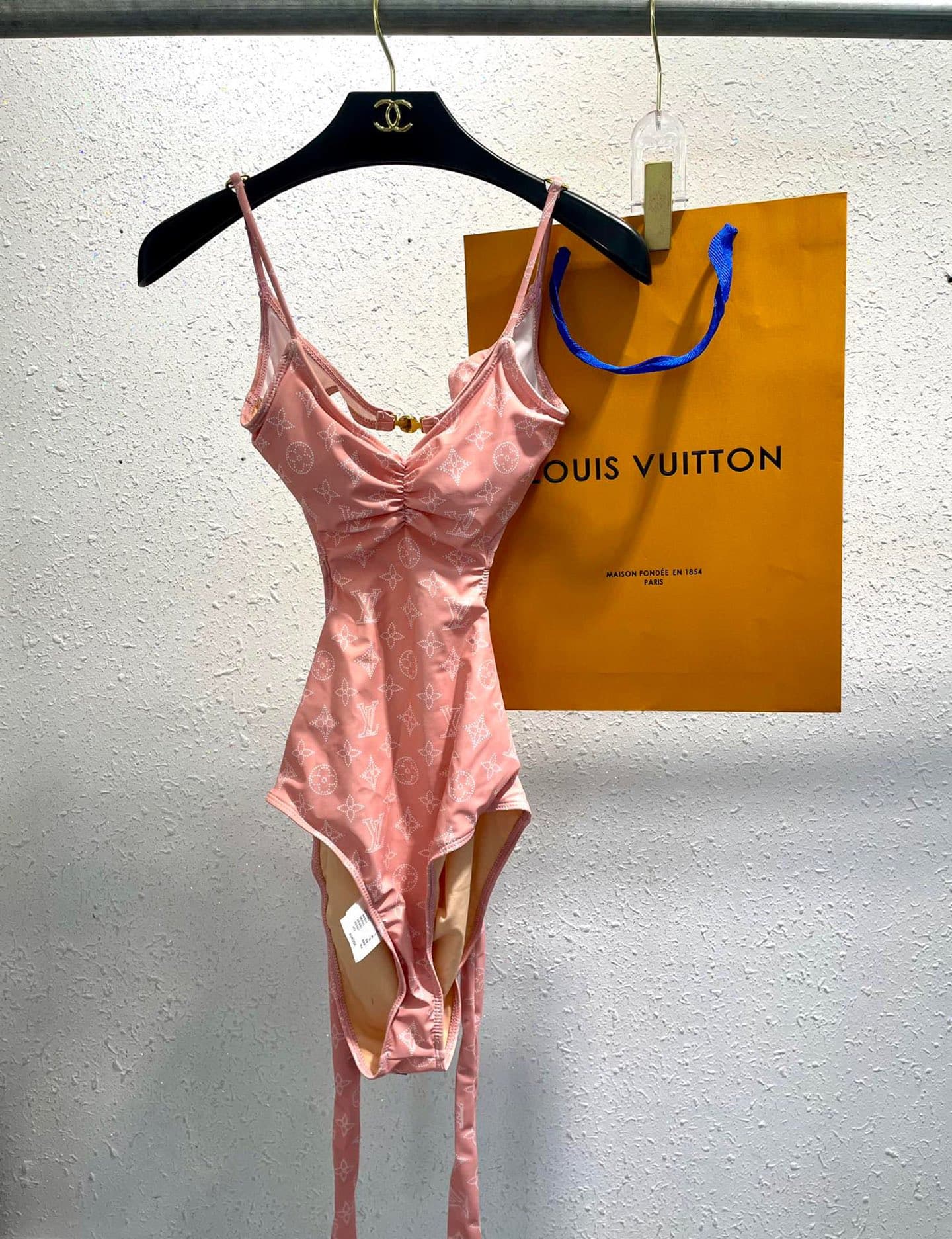 C24956 Lv swimsuit – New Lv swimsuit 😍🥰 Suitable for various swimming scenarios 🏊‍♀️ At the beach, swimming pools, hot springs, water parks, and rafting trips – all are suitable! It can also be worn with inner clothing; it works well in any situation. — image 2