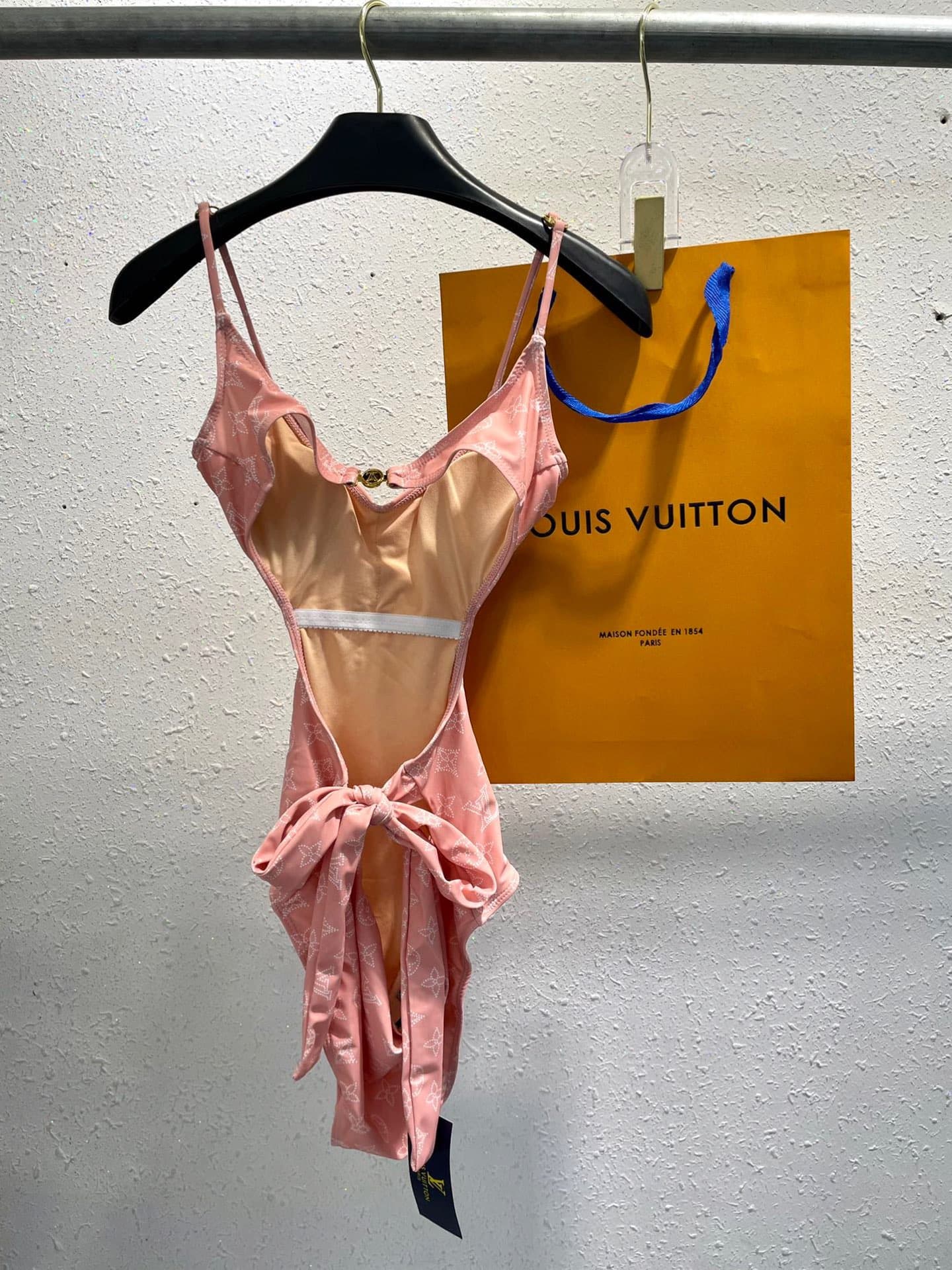 C24956 Lv swimsuit – New Lv swimsuit 😍🥰 Suitable for various swimming scenarios 🏊‍♀️ At the beach, swimming pools, hot springs, water parks, and rafting trips – all are suitable! It can also be worn with inner clothing; it works well in any situation. — image 5