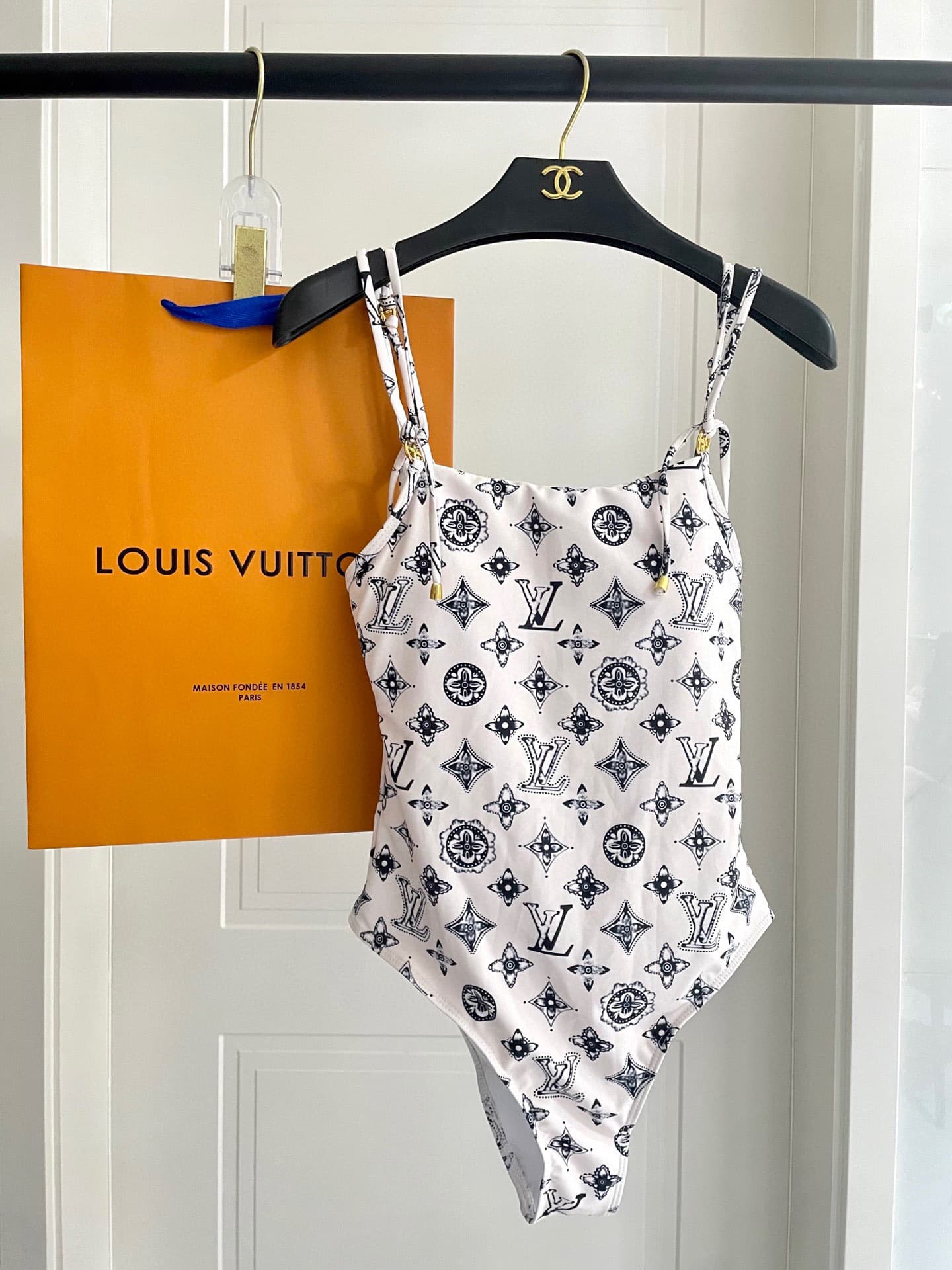 C24955 Lv swimsuit – New Lv swimsuit 😍🥰 Suitable for various swimming scenarios 🏊‍♀️ At the beach, swimming pools, hot springs, water parks, and rafting trips – all are great! It can also be worn with inner clothing; it’s very versatile. — image 4