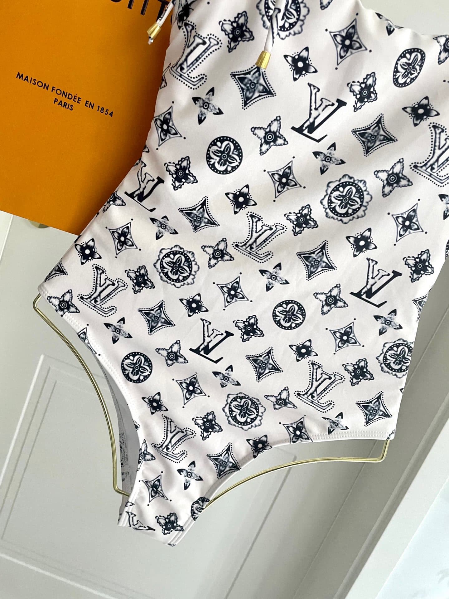C24955 Lv swimsuit – New Lv swimsuit 😍🥰 Suitable for various swimming scenarios 🏊‍♀️ At the beach, swimming pools, hot springs, water parks, and rafting trips – all are great! It can also be worn with inner clothing; it’s very versatile. — image 7