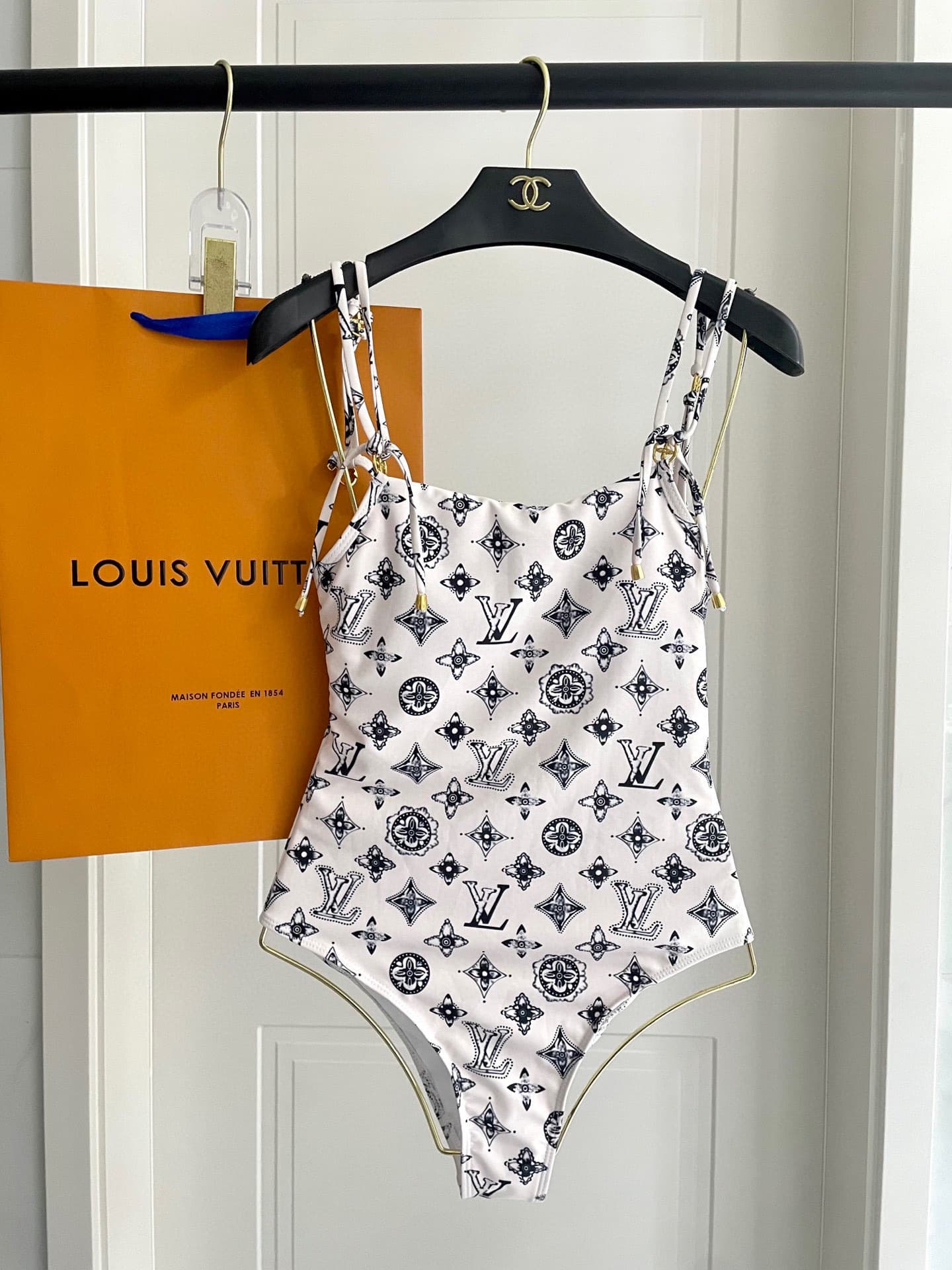 C24955 Lv swimsuit – New Lv swimsuit 😍🥰 Suitable for various swimming scenarios 🏊‍♀️ At the beach, swimming pools, hot springs, water parks, and rafting trips – all are great! It can also be worn with inner clothing; it’s very versatile. — image 3
