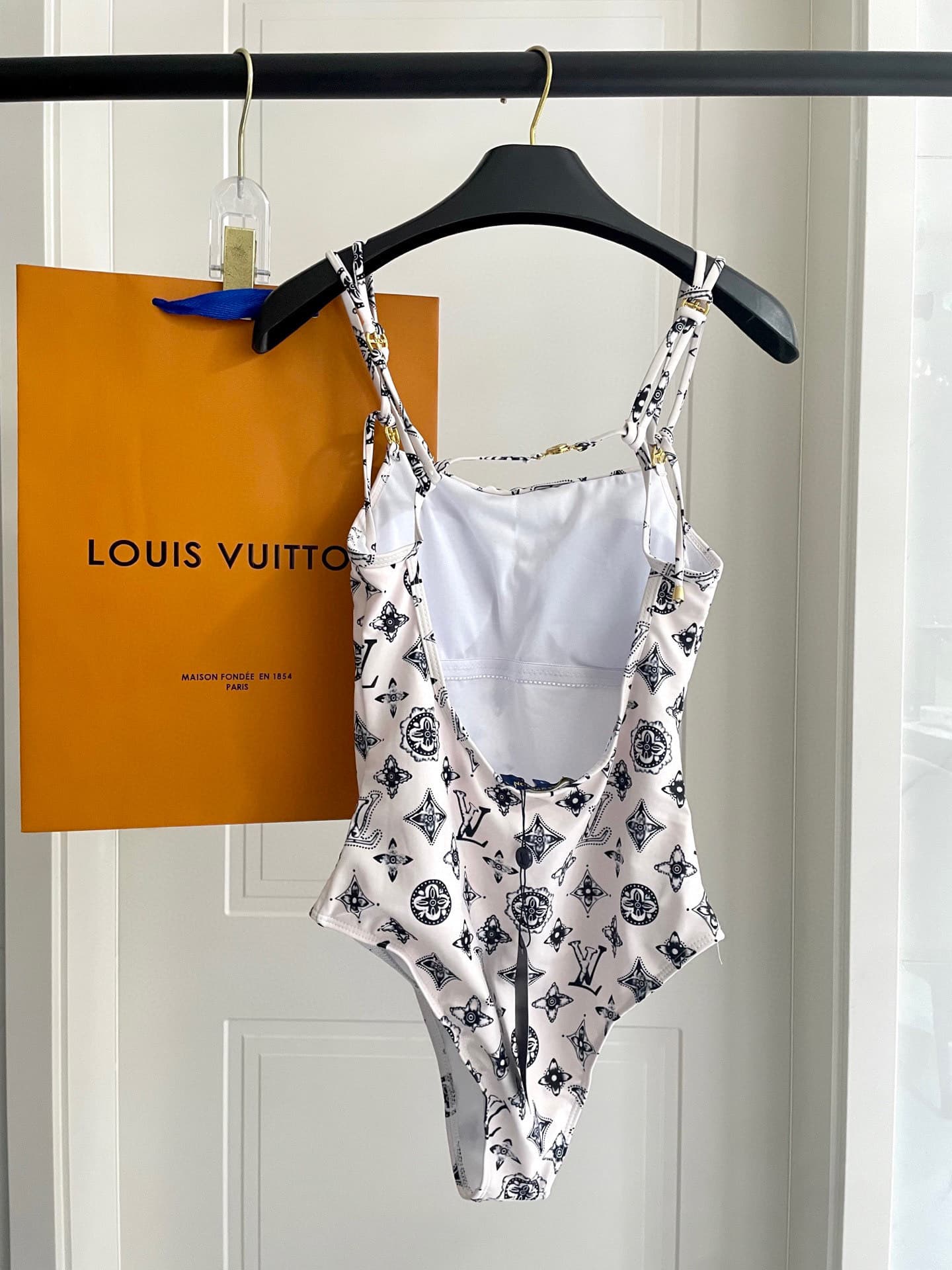 C24955 Lv swimsuit – New Lv swimsuit 😍🥰 Suitable for various swimming scenarios 🏊‍♀️ At the beach, swimming pools, hot springs, water parks, and rafting trips – all are great! It can also be worn with inner clothing; it’s very versatile. — image 8