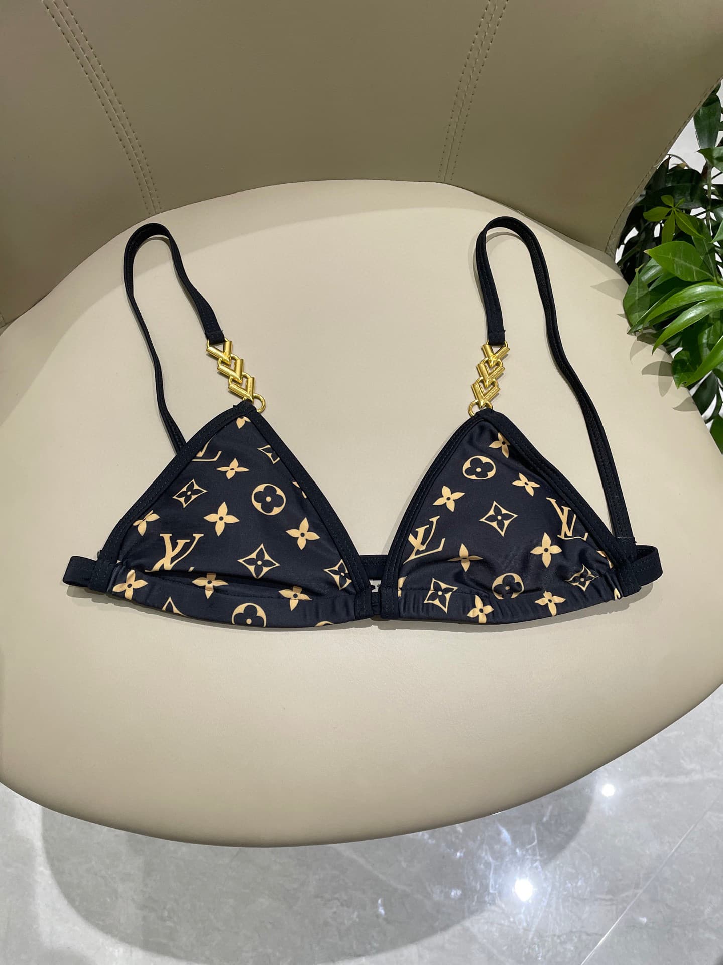 C24930 Lv swimsuit – New model from Lv’s store, split design, well-fitting hardware 😍🥰 Suitable for various swimming scenarios 🏊‍♀️ At the beach, swimming pools, hot springs, water parks, and rafting trips – all are perfect 😌 It can also be worn with inne — image 7