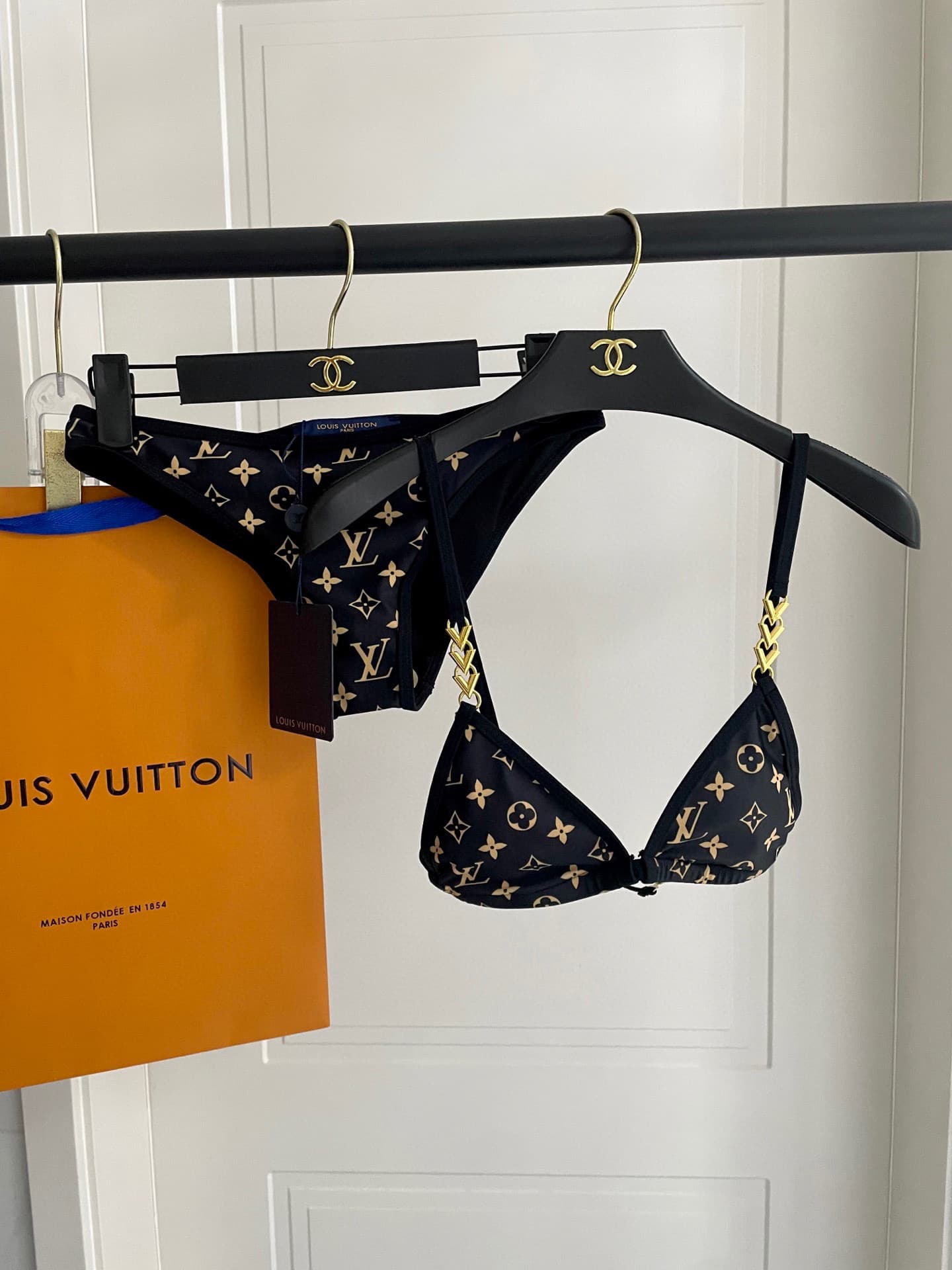 C24930 Lv swimsuit – New model from Lv’s store, split design, well-fitting hardware 😍🥰 Suitable for various swimming scenarios 🏊‍♀️ At the beach, swimming pools, hot springs, water parks, and rafting trips – all are perfect 😌 It can also be worn with inne — image 3