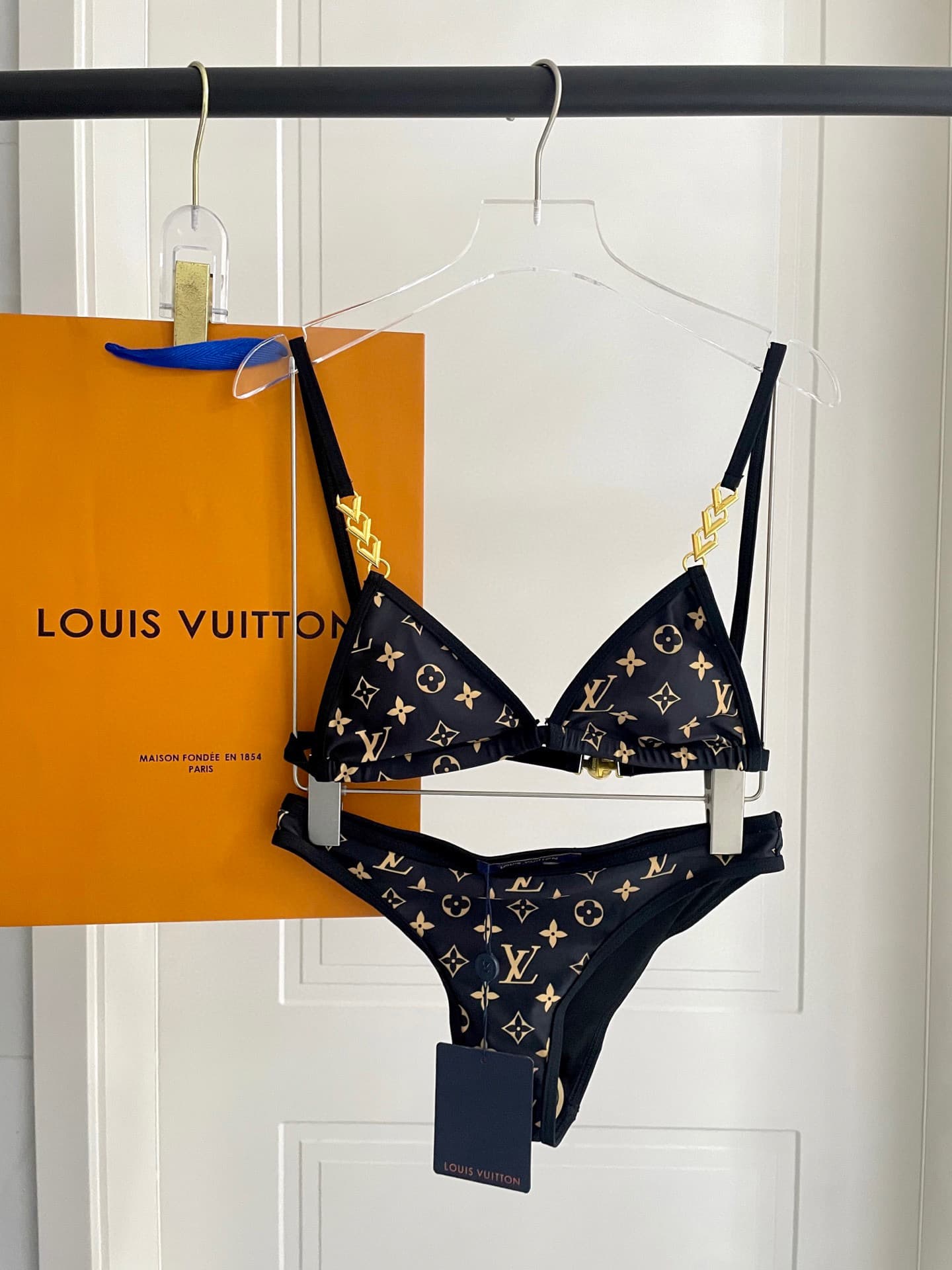 C24930 Lv swimsuit – New model from Lv’s store, split design, well-fitting hardware 😍🥰 Suitable for various swimming scenarios 🏊‍♀️ At the beach, swimming pools, hot springs, water parks, and rafting trips – all are perfect 😌 It can also be worn with inne — image 4