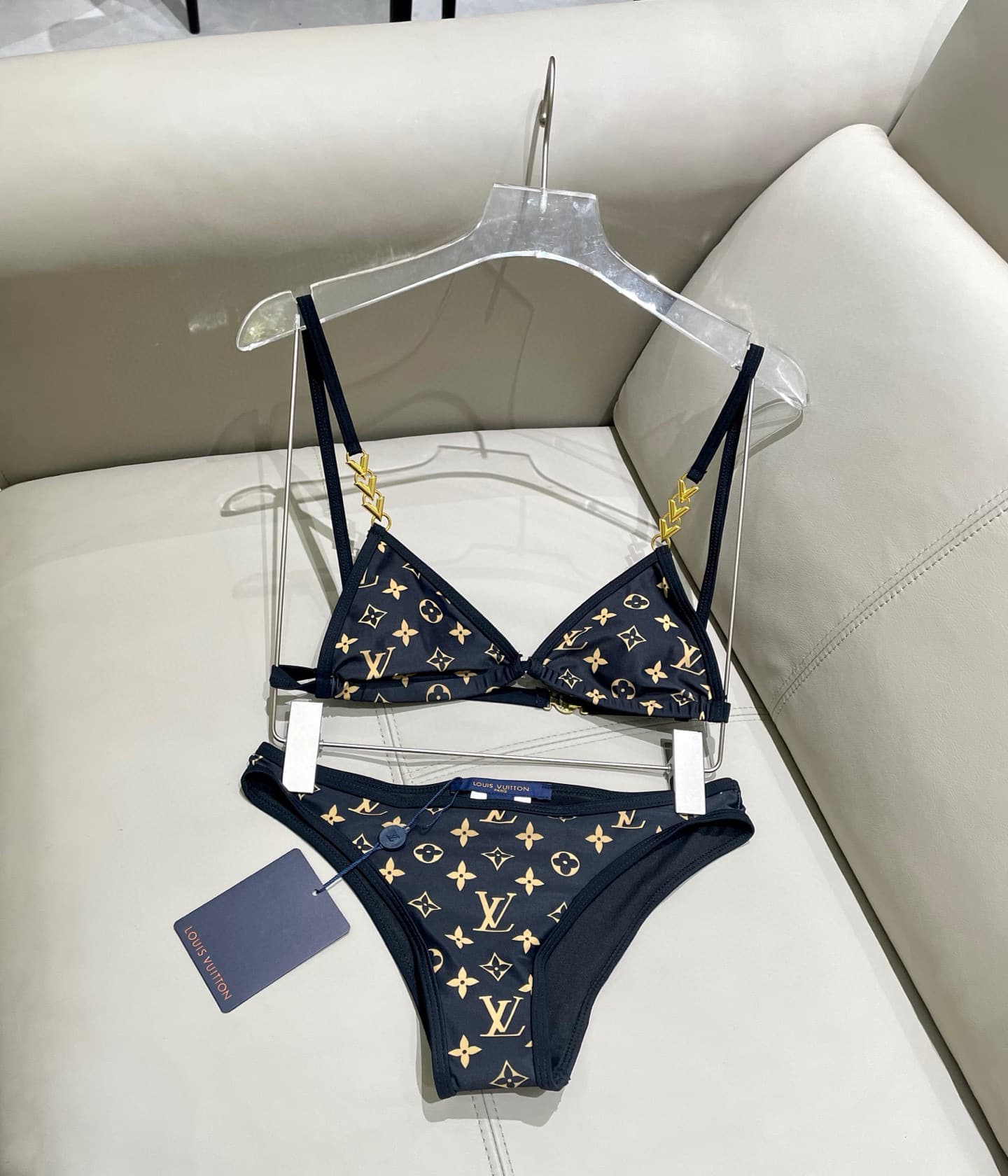 C24930 Lv swimsuit – New model from Lv’s store, split design, well-fitting hardware 😍🥰 Suitable for various swimming scenarios 🏊‍♀️ At the beach, swimming pools, hot springs, water parks, and rafting trips – all are perfect 😌 It can also be worn with inne — image 6