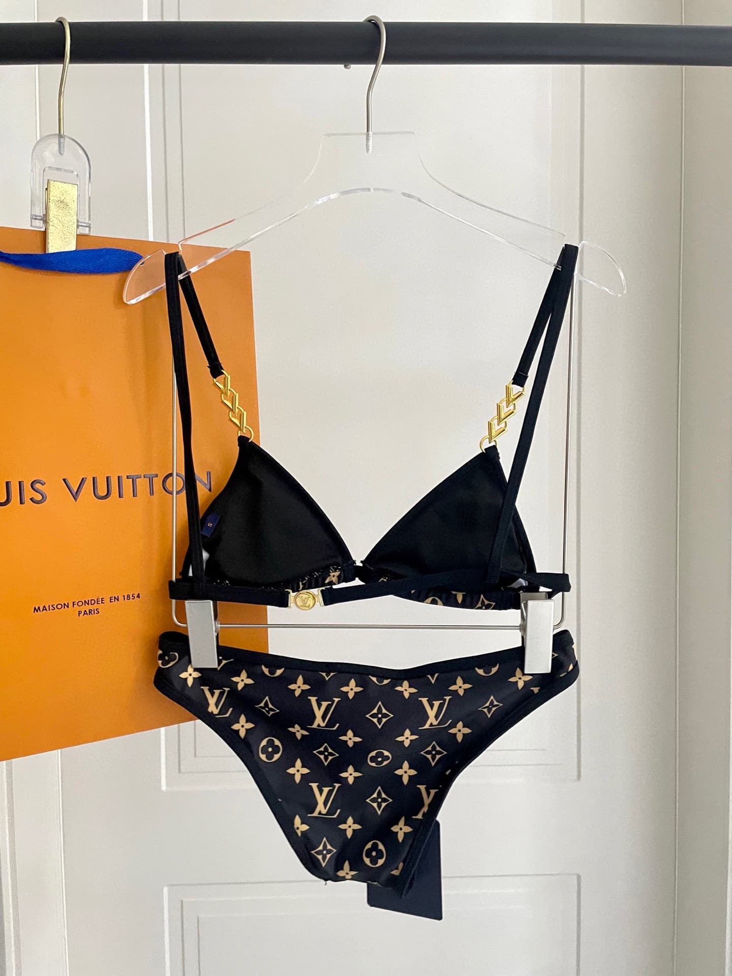 C24930 Lv swimsuit – New model from Lv’s store, split design, well-fitting hardware 😍🥰 Suitable for various swimming scenarios 🏊‍♀️ At the beach, swimming pools, hot springs, water parks, and rafting trips – all are perfect 😌 It can also be worn with inne — image 5