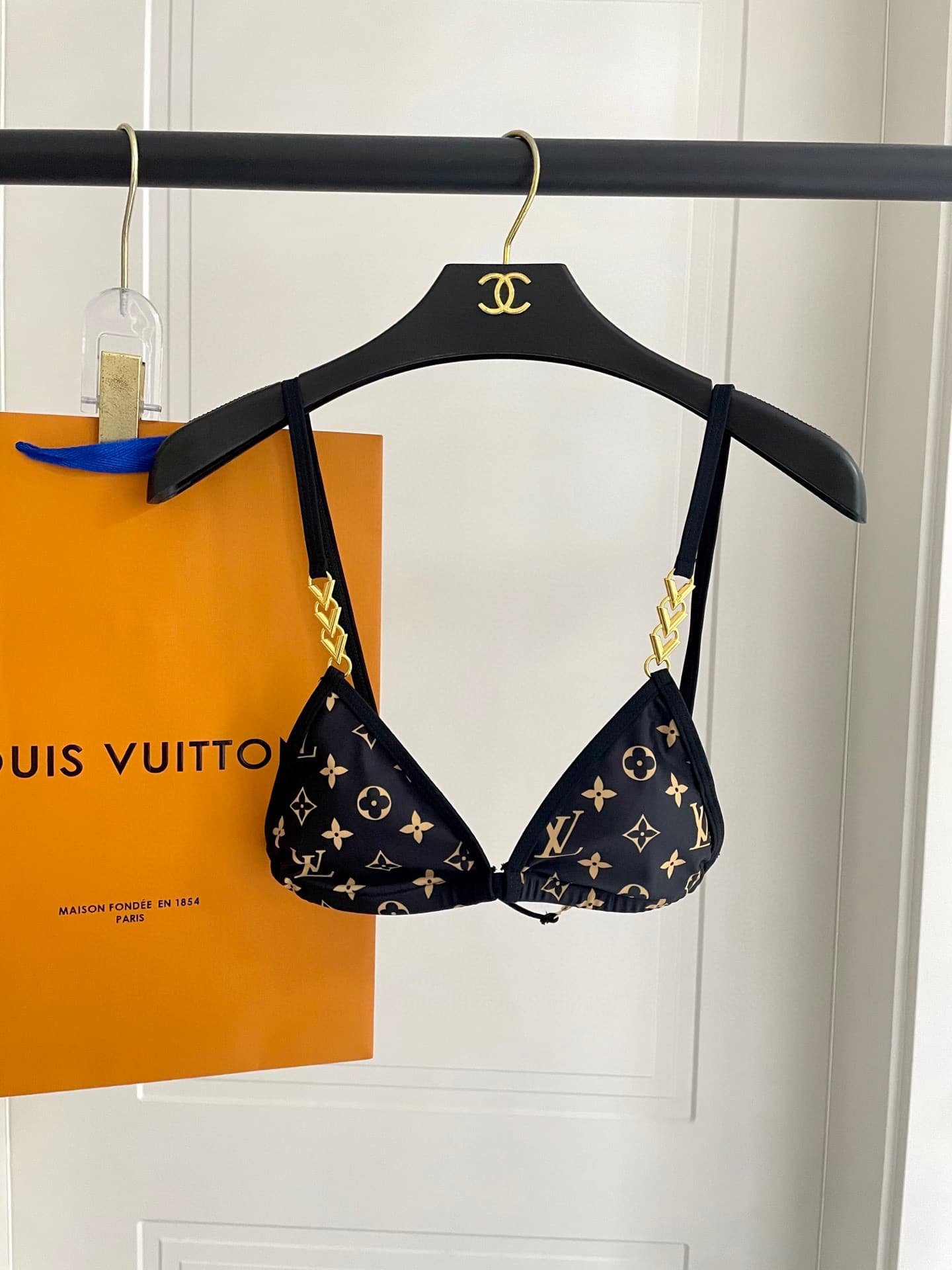 C24930 Lv swimsuit – New model from Lv’s store, split design, well-fitting hardware 😍🥰 Suitable for various swimming scenarios 🏊‍♀️ At the beach, swimming pools, hot springs, water parks, and rafting trips – all are perfect 😌 It can also be worn with inne — image 2
