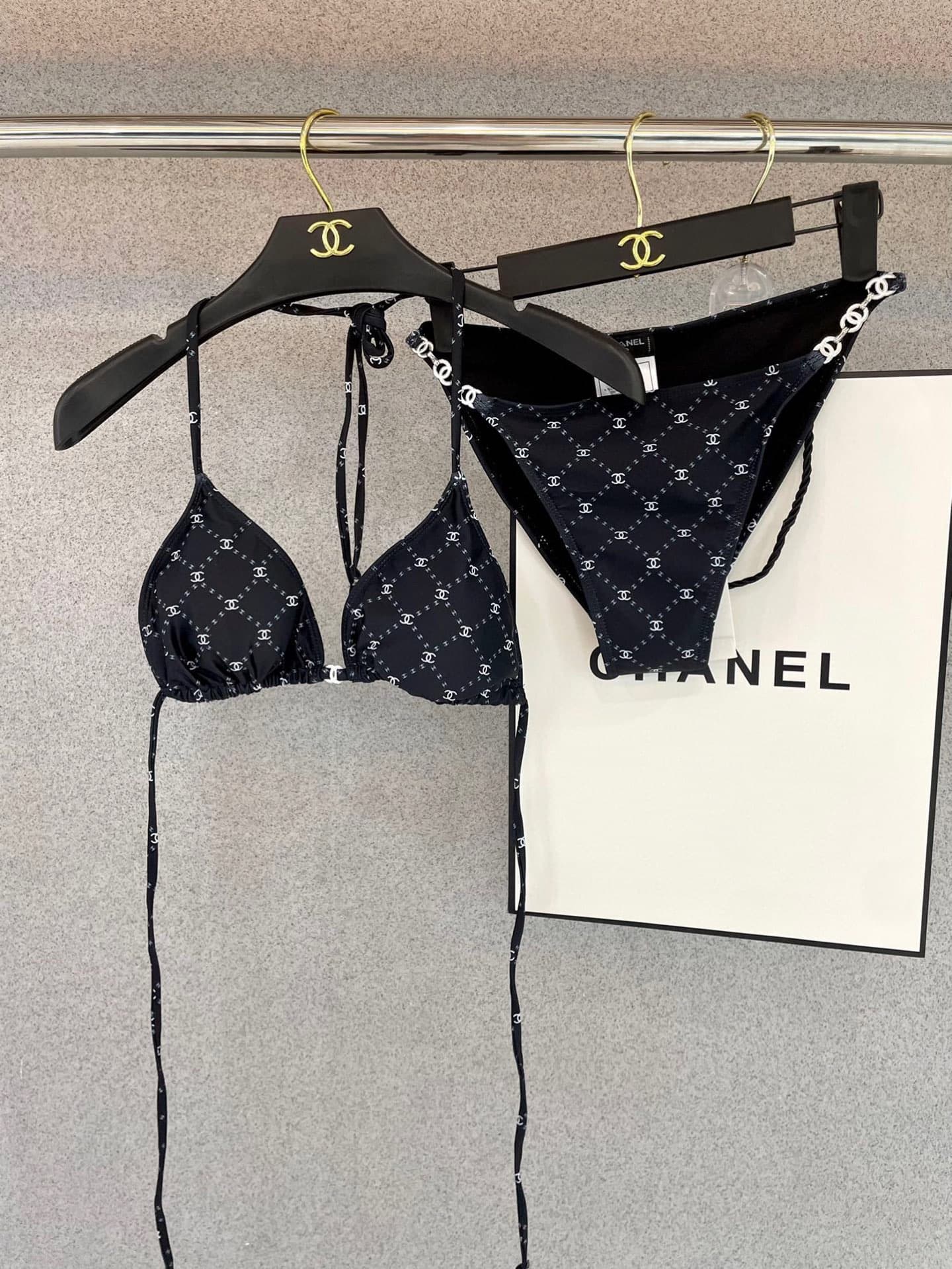 C24921 Chanel swimsuits: Chanel’s new bikinis 👙❤️😍🥰 – suitable for various swimming scenarios 🏊‍♀️ At the beach, swimming pools, hot springs, water parks, and rafting trips – all are great options 😌 They can be worn both as underwear and outerwear as well — image 5