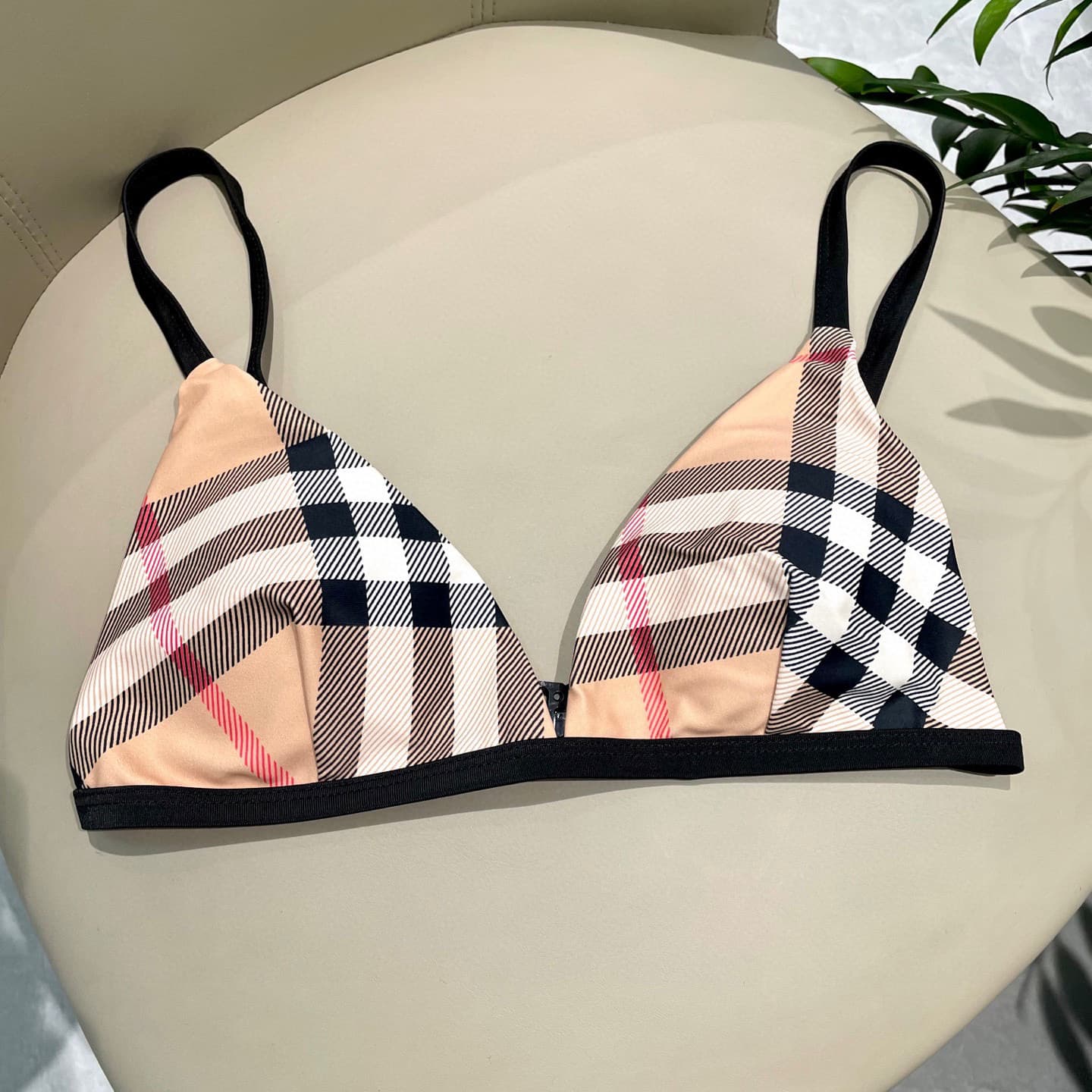 C24915 Burberry swimsuits – New styles available at Burberry stores, split design 😍🥰 Perfect for various swimming scenarios 🏊‍♀️ At the beach, swimming pools, hot springs, water parks, and rafting trips – all are suitable 😌 You can also wear them with inn — image 6