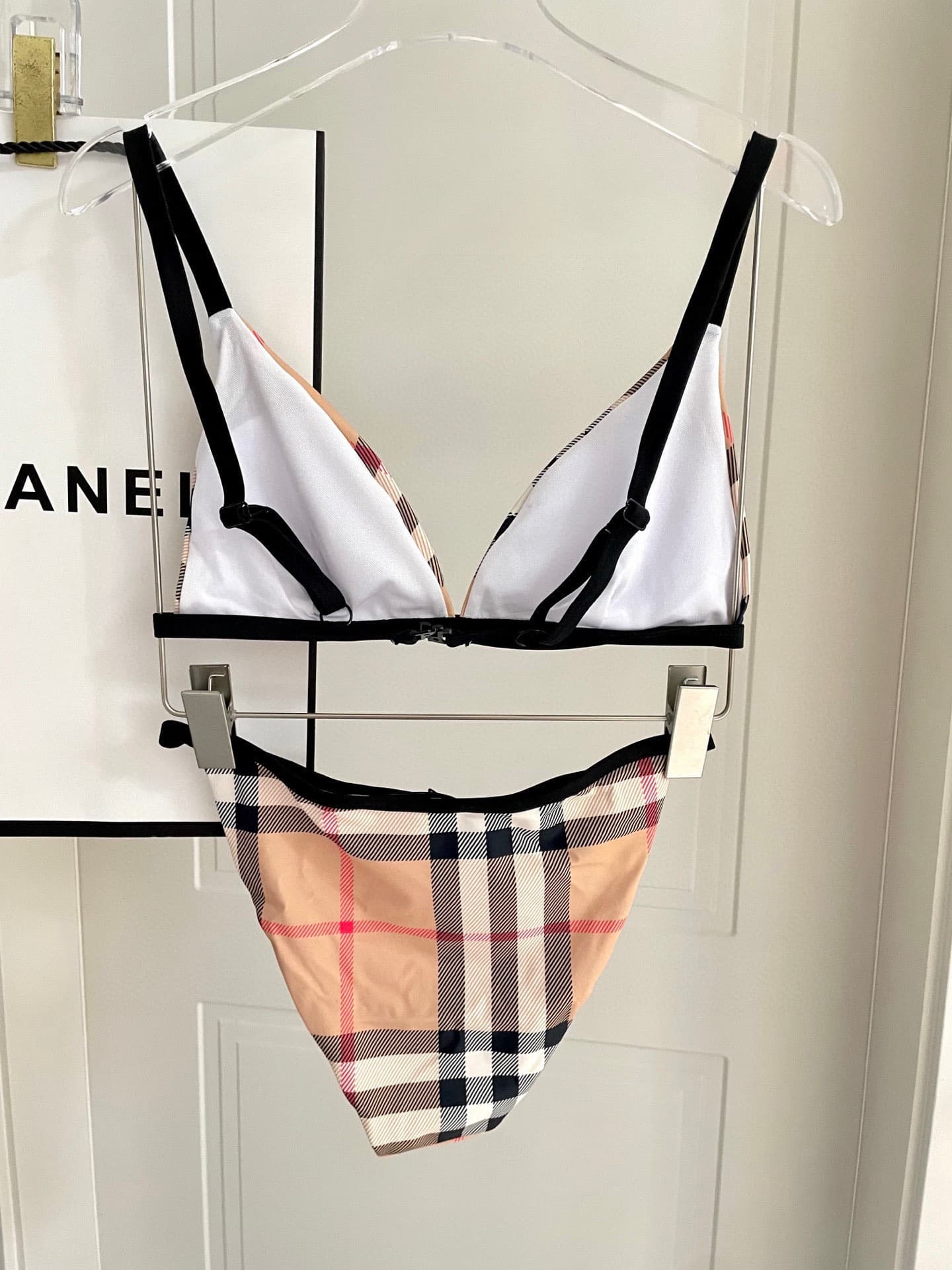C24915 Burberry swimsuits – New styles available at Burberry stores, split design 😍🥰 Perfect for various swimming scenarios 🏊‍♀️ At the beach, swimming pools, hot springs, water parks, and rafting trips – all are suitable 😌 You can also wear them with inn — image 2