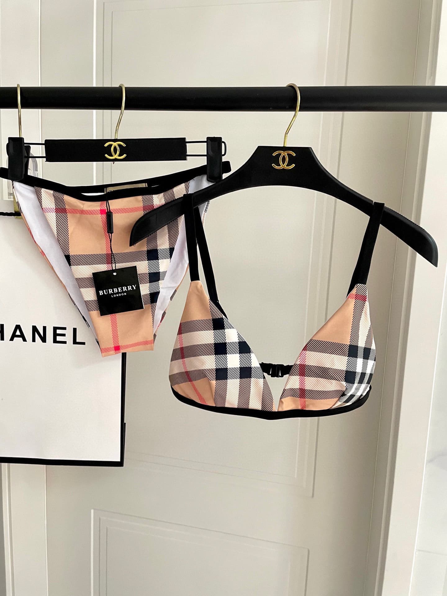 C24915 Burberry swimsuits – New styles available at Burberry stores, split design 😍🥰 Perfect for various swimming scenarios 🏊‍♀️ At the beach, swimming pools, hot springs, water parks, and rafting trips – all are suitable 😌 You can also wear them with inn — image 5