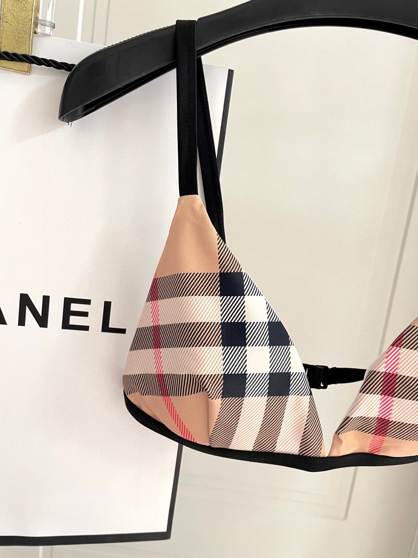 C24915 Burberry swimsuits – New styles available at Burberry stores, split design 😍🥰 Perfect for various swimming scenarios 🏊‍♀️ At the beach, swimming pools, hot springs, water parks, and rafting trips – all are suitable 😌 You can also wear them with inn — image 4