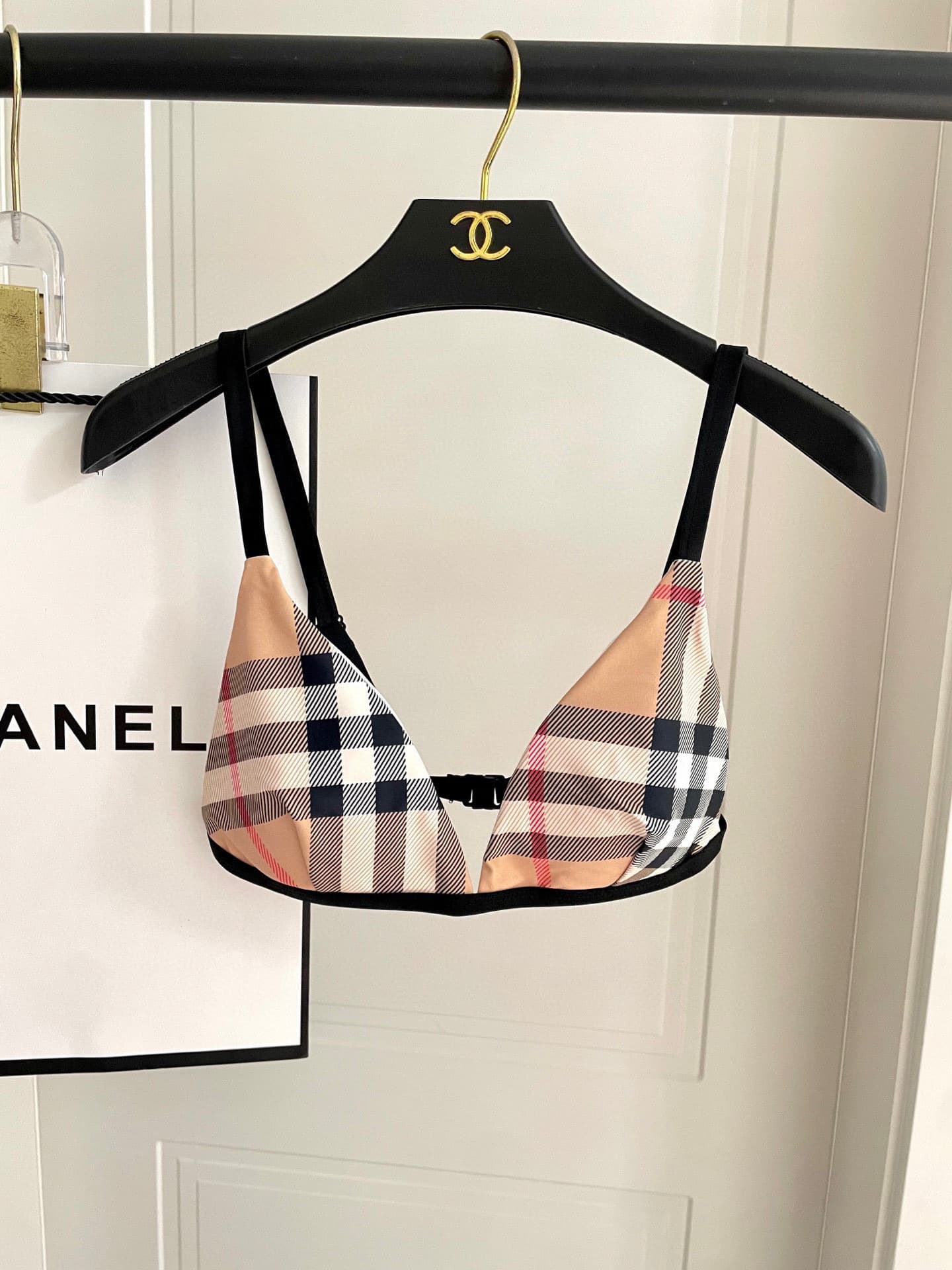 C24915 Burberry swimsuits – New styles available at Burberry stores, split design 😍🥰 Perfect for various swimming scenarios 🏊‍♀️ At the beach, swimming pools, hot springs, water parks, and rafting trips – all are suitable 😌 You can also wear them with inn — image 3