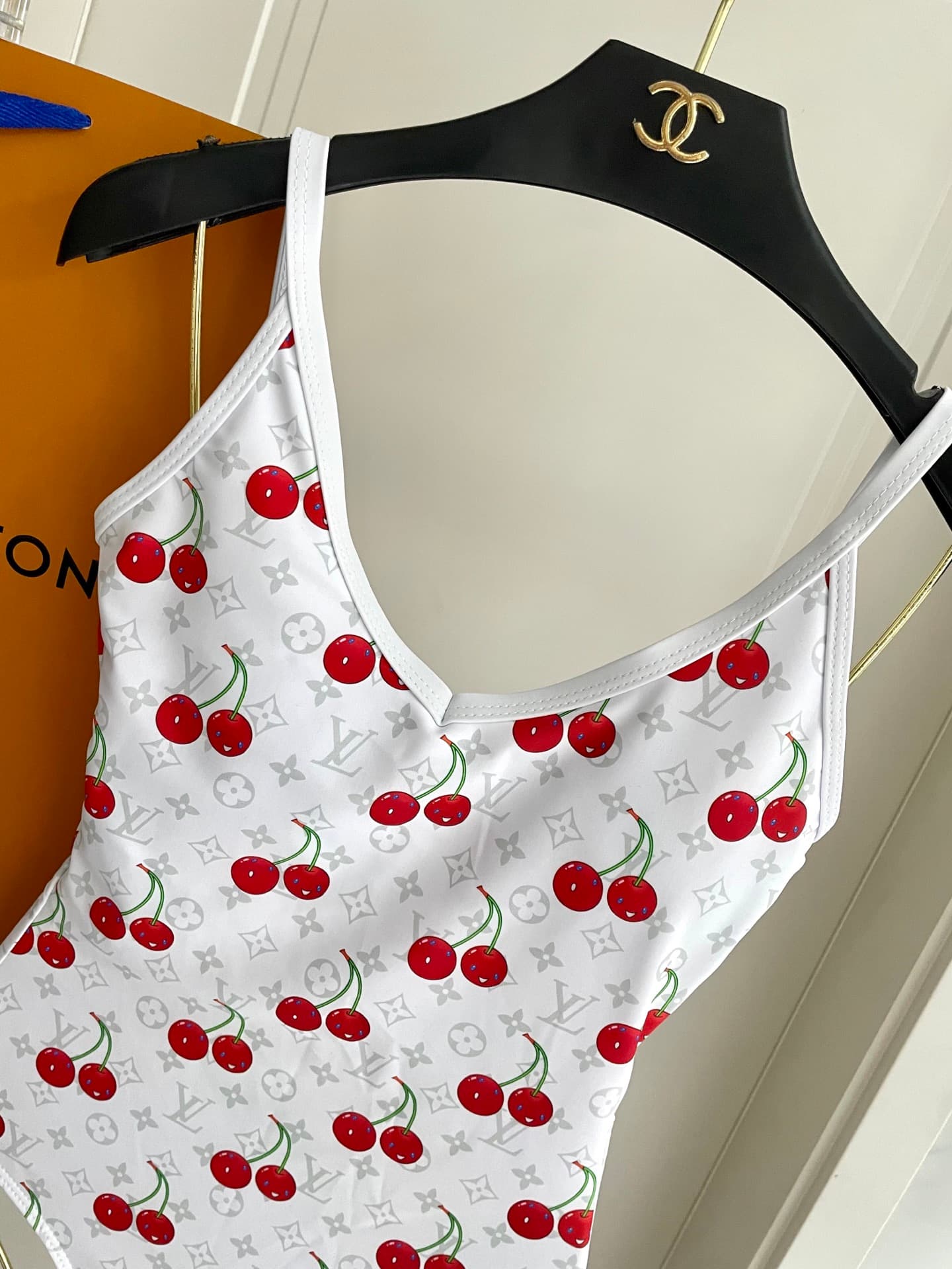 C24914 Lv swimsuit – New model from Lv’s boutique, one-piece design 😍🥰 Suitable for various swimming scenarios 🏊‍♀️ At the beach, swimming pool, hot springs, water park, or rafting trips – it works well 😌 It can also be worn with inner layers. The one-pie — image 4