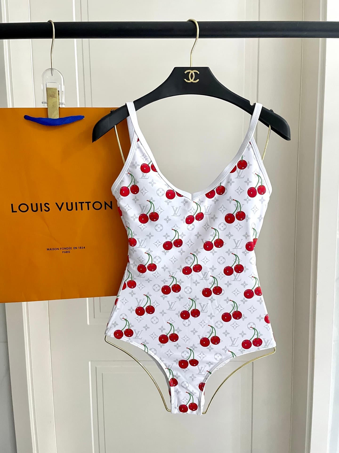 C24914 Lv swimsuit – New model from Lv’s boutique, one-piece design 😍🥰 Suitable for various swimming scenarios 🏊‍♀️ At the beach, swimming pool, hot springs, water park, or rafting trips – it works well 😌 It can also be worn with inner layers. The one-pie — image 3