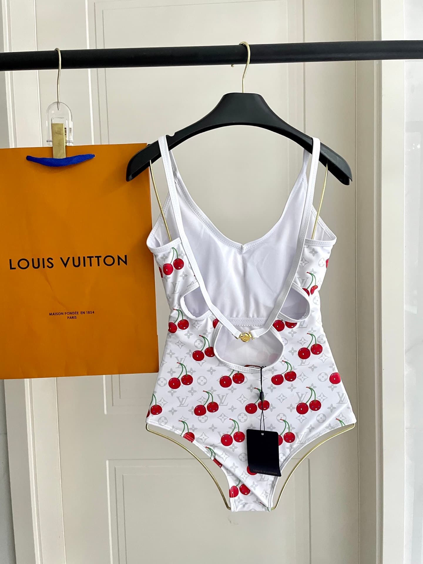 C24914 Lv swimsuit – New model from Lv’s boutique, one-piece design 😍🥰 Suitable for various swimming scenarios 🏊‍♀️ At the beach, swimming pool, hot springs, water park, or rafting trips – it works well 😌 It can also be worn with inner layers. The one-pie — image 7