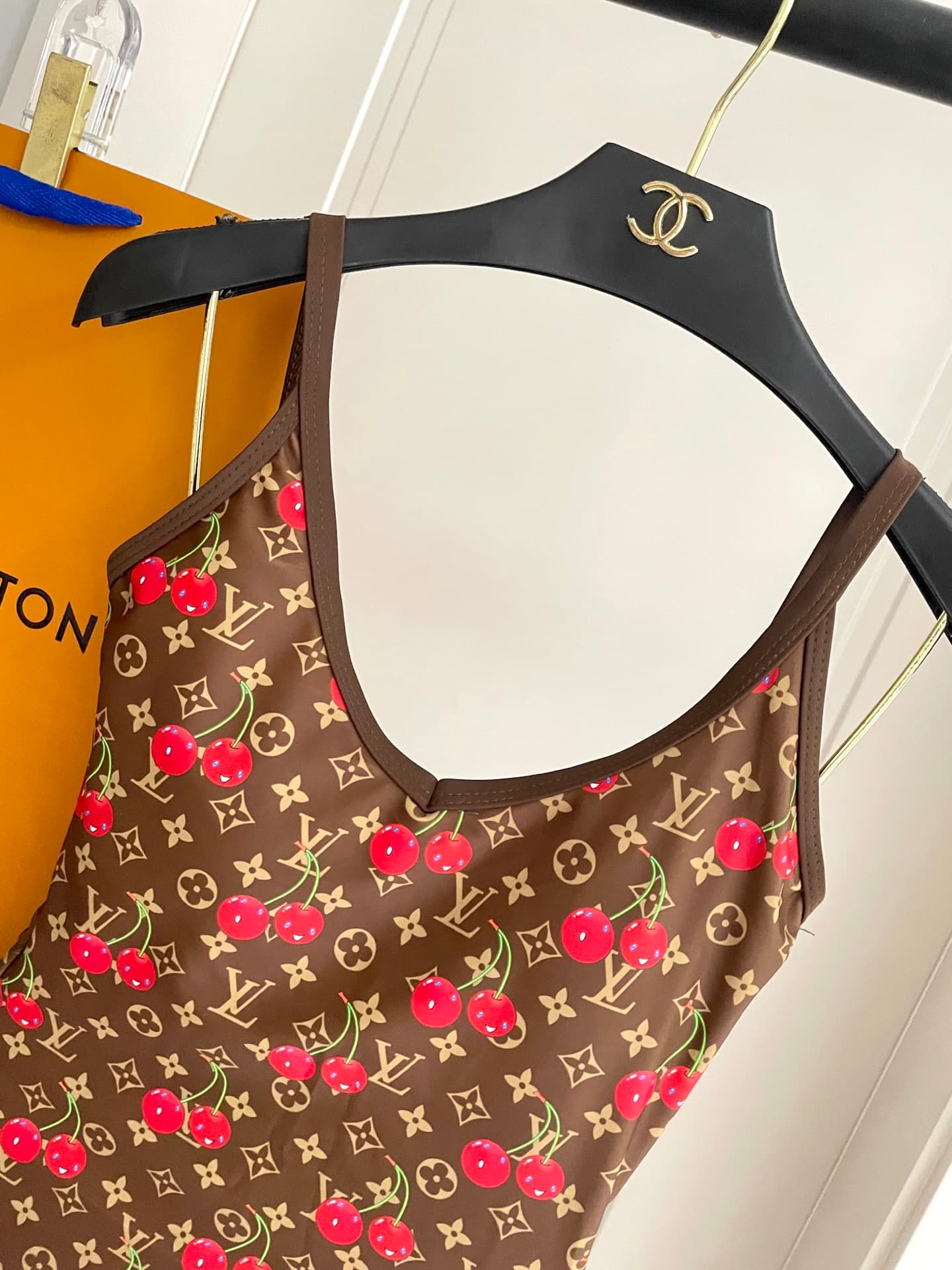 C24913 Lv swimsuit – New model with a one-piece design from Lv’s store 😍🥰 It’s suitable for various swimming scenarios 🏊‍♀️ Whether at the beach, in a swimming pool, in hot springs, or at water parks – it works perfectly 😌 It can also be worn with inner c — image 3