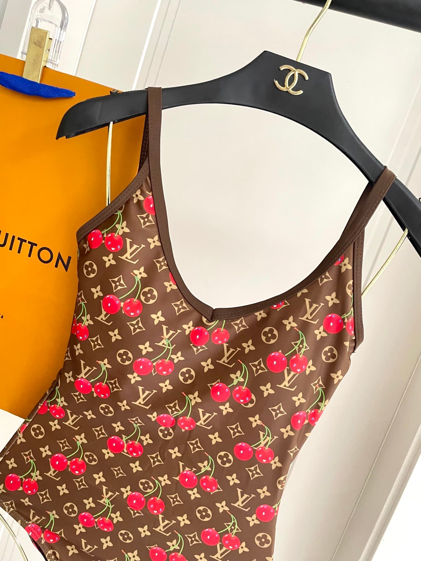 C24913 Lv swimsuit – New model with a one-piece design from Lv’s store 😍🥰 It’s suitable for various swimming scenarios 🏊‍♀️ Whether at the beach, in a swimming pool, in hot springs, or at water parks – it works perfectly 😌 It can also be worn with inner c — image 4