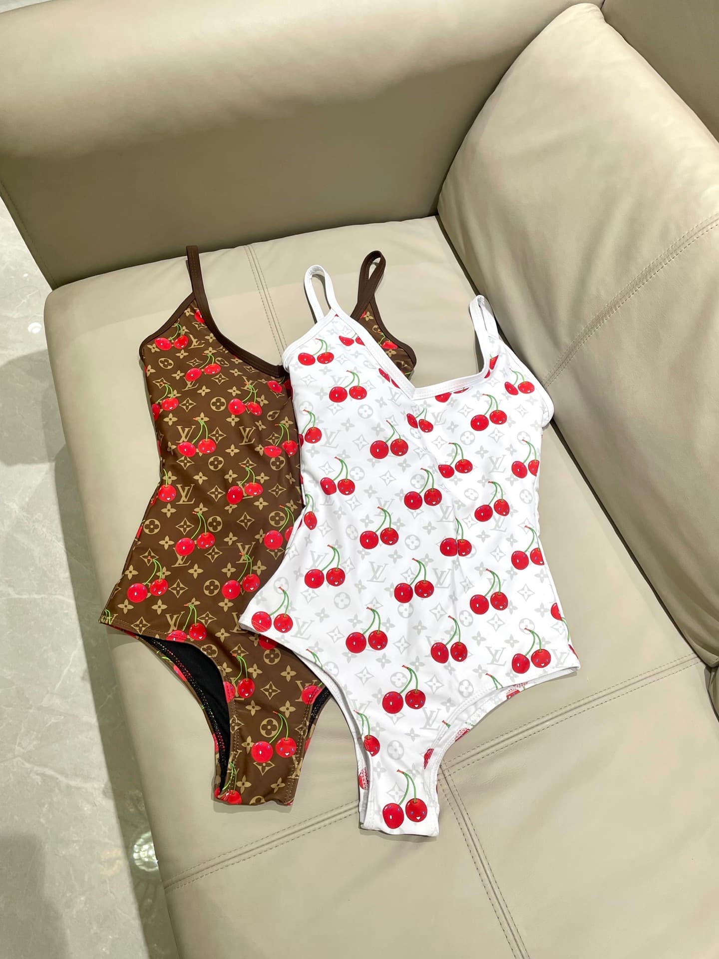 C24913 Lv swimsuit – New model with a one-piece design from Lv’s store 😍🥰 It’s suitable for various swimming scenarios 🏊‍♀️ Whether at the beach, in a swimming pool, in hot springs, or at water parks – it works perfectly 😌 It can also be worn with inner c — image 8
