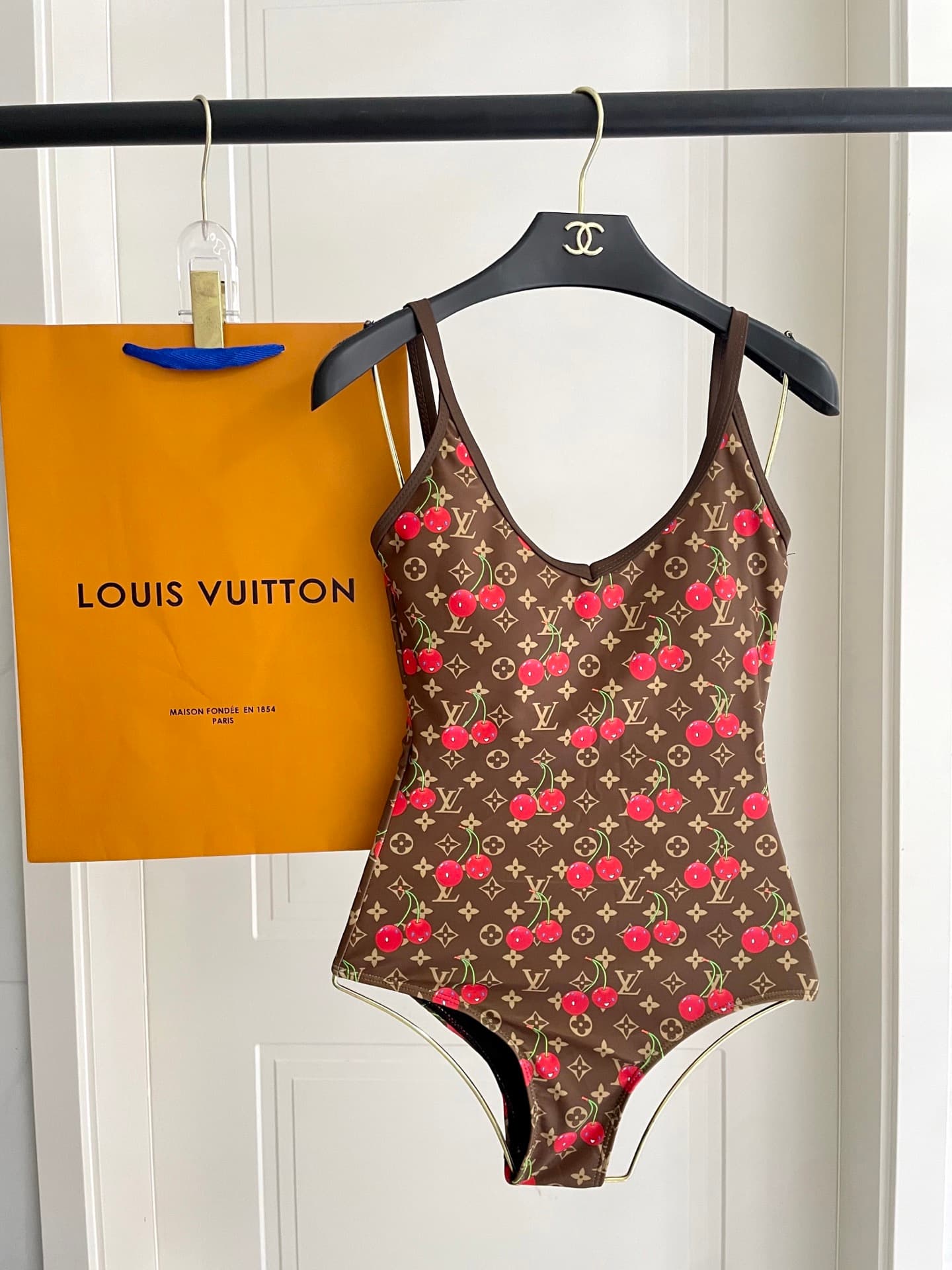 C24913 Lv swimsuit – New model with a one-piece design from Lv’s store 😍🥰 It’s suitable for various swimming scenarios 🏊‍♀️ Whether at the beach, in a swimming pool, in hot springs, or at water parks – it works perfectly 😌 It can also be worn with inner c — image 2