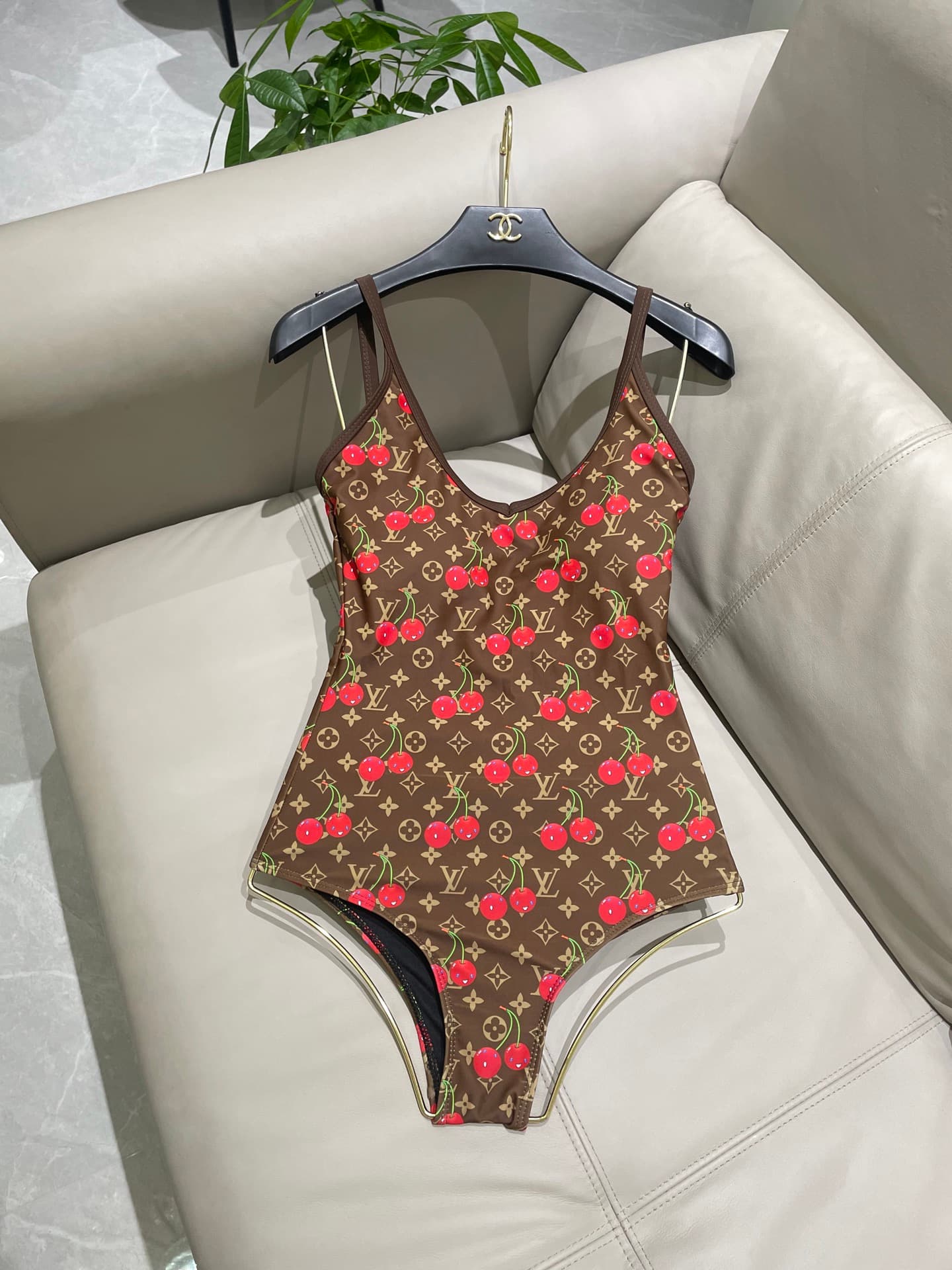 C24913 Lv swimsuit – New model with a one-piece design from Lv’s store 😍🥰 It’s suitable for various swimming scenarios 🏊‍♀️ Whether at the beach, in a swimming pool, in hot springs, or at water parks – it works perfectly 😌 It can also be worn with inner c — image 7