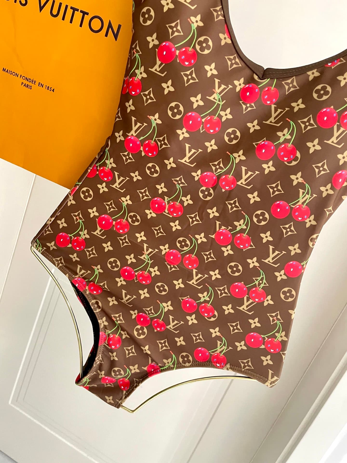 C24913 Lv swimsuit – New model with a one-piece design from Lv’s store 😍🥰 It’s suitable for various swimming scenarios 🏊‍♀️ Whether at the beach, in a swimming pool, in hot springs, or at water parks – it works perfectly 😌 It can also be worn with inner c — image 5
