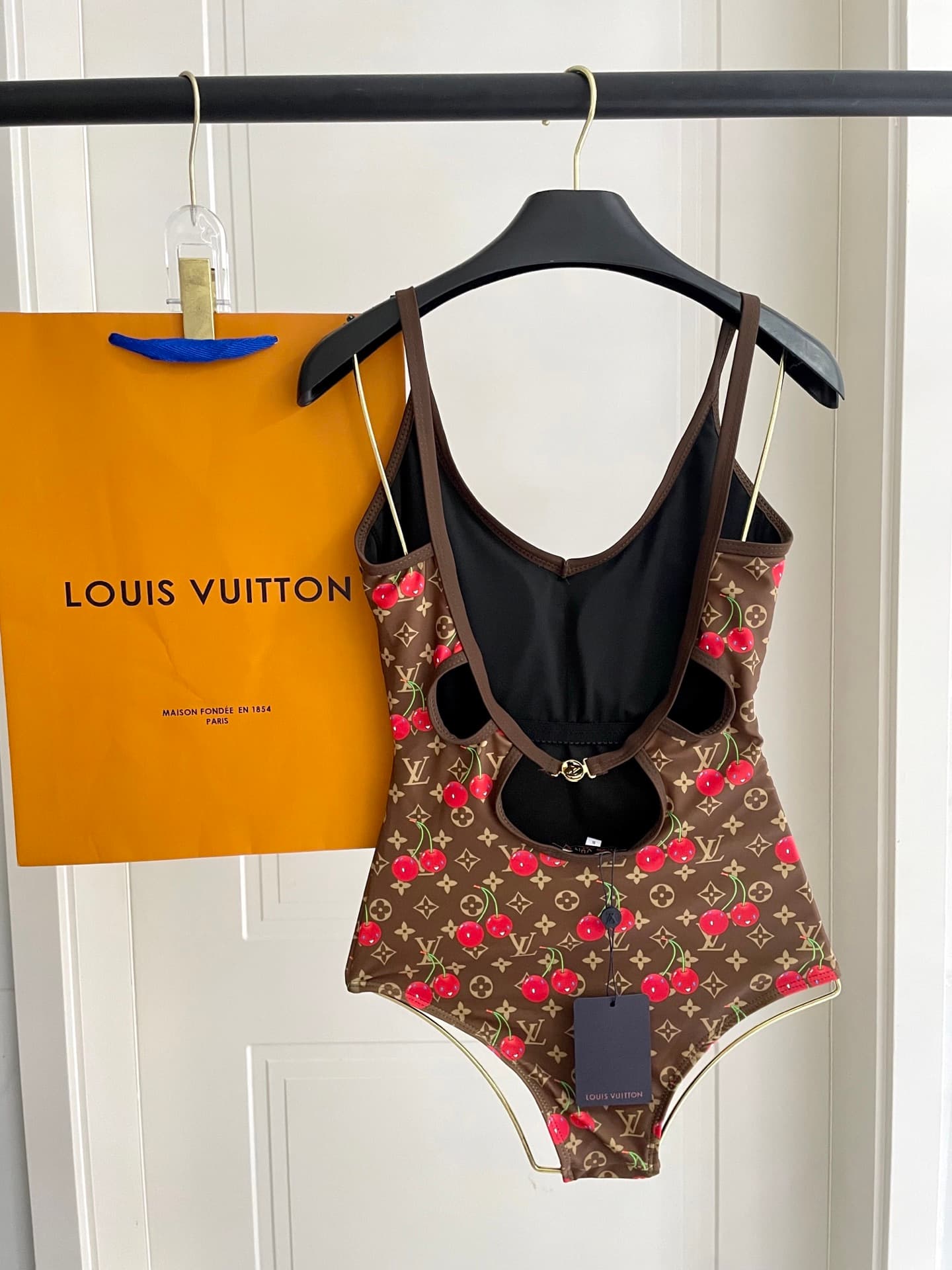 C24913 Lv swimsuit – New model with a one-piece design from Lv’s store 😍🥰 It’s suitable for various swimming scenarios 🏊‍♀️ Whether at the beach, in a swimming pool, in hot springs, or at water parks – it works perfectly 😌 It can also be worn with inner c — image 6
