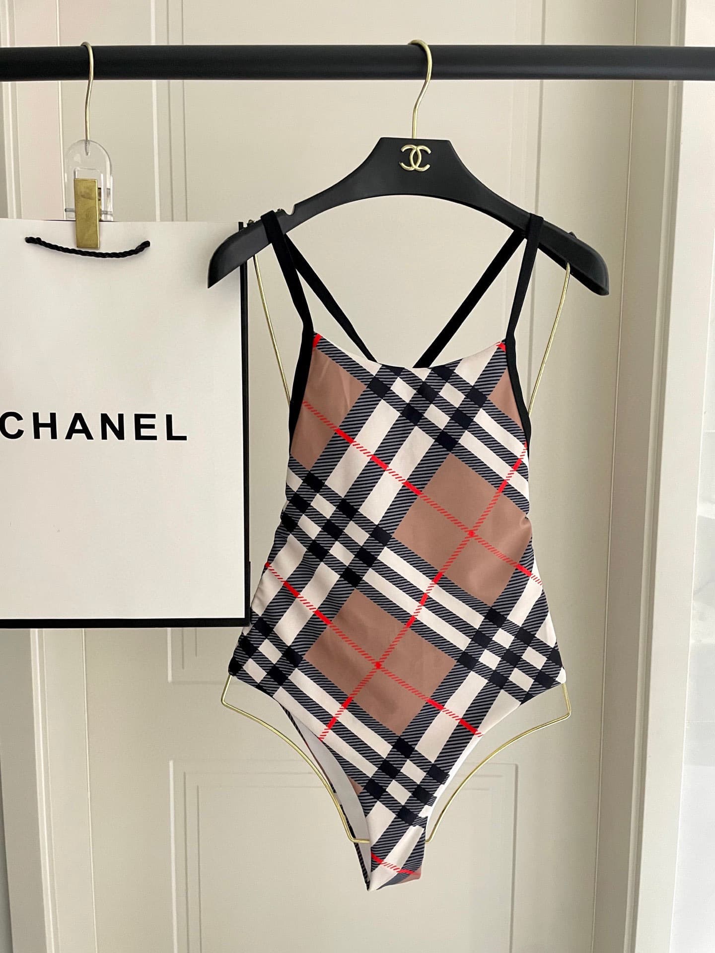 C24907 Burberry swimsuits – New models available at Burberry stores, stylish and elegant 😍🥰 These swimsuits are suitable for various scenarios 🏊‍♀️ Whether at the beach, in swimming pools, hot springs, water parks, or for rafting, they work perfectly 😌 — image 2