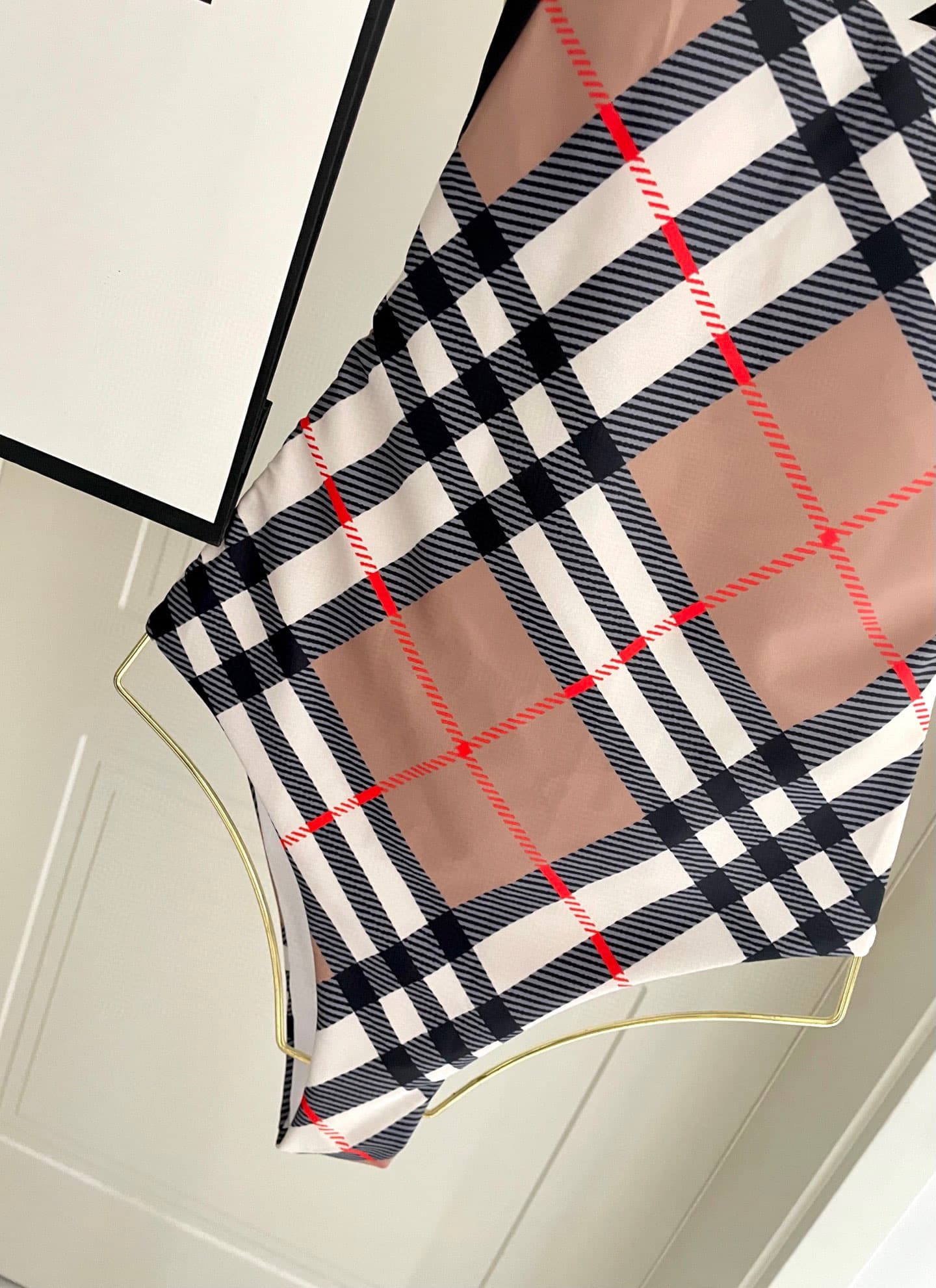 C24907 Burberry swimsuits – New models available at Burberry stores, stylish and elegant 😍🥰 These swimsuits are suitable for various scenarios 🏊‍♀️ Whether at the beach, in swimming pools, hot springs, water parks, or for rafting, they work perfectly 😌 — image 4