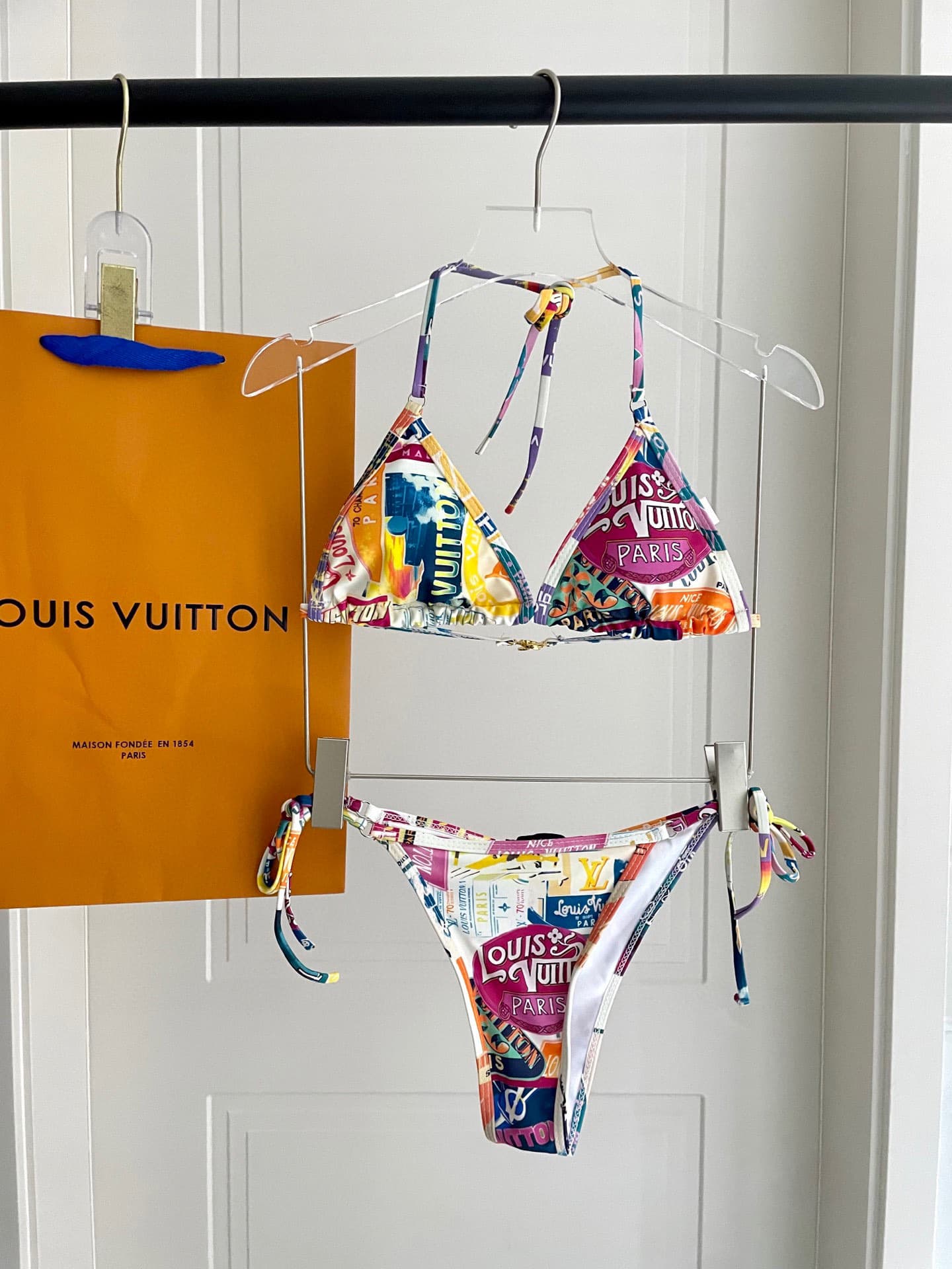 C24887 Lv swimsuit – Lv’s new bikini 😍🥰 is suitable for various swimming scenarios 🏊‍♀️. It can be used at the beach, swimming pools, hot springs, water parks, and for rafting activities 😌. It can also be worn with inner clothing. The one-piece design cov — image 2