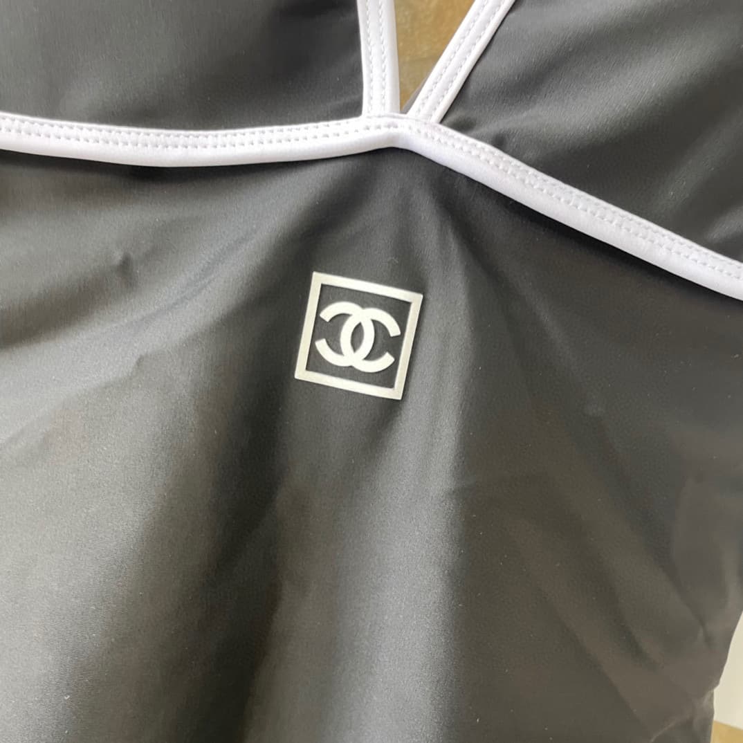 C24898 Chanel swimsuit – Chanel’s new backless one-piece swimsuit in black, simple and elegant. Suitable for various swimming scenarios 🏊‍♀️ Whether at the beach, in a swimming pool, in hot springs, or at water parks – it works well for all situations 😌 I — image 5