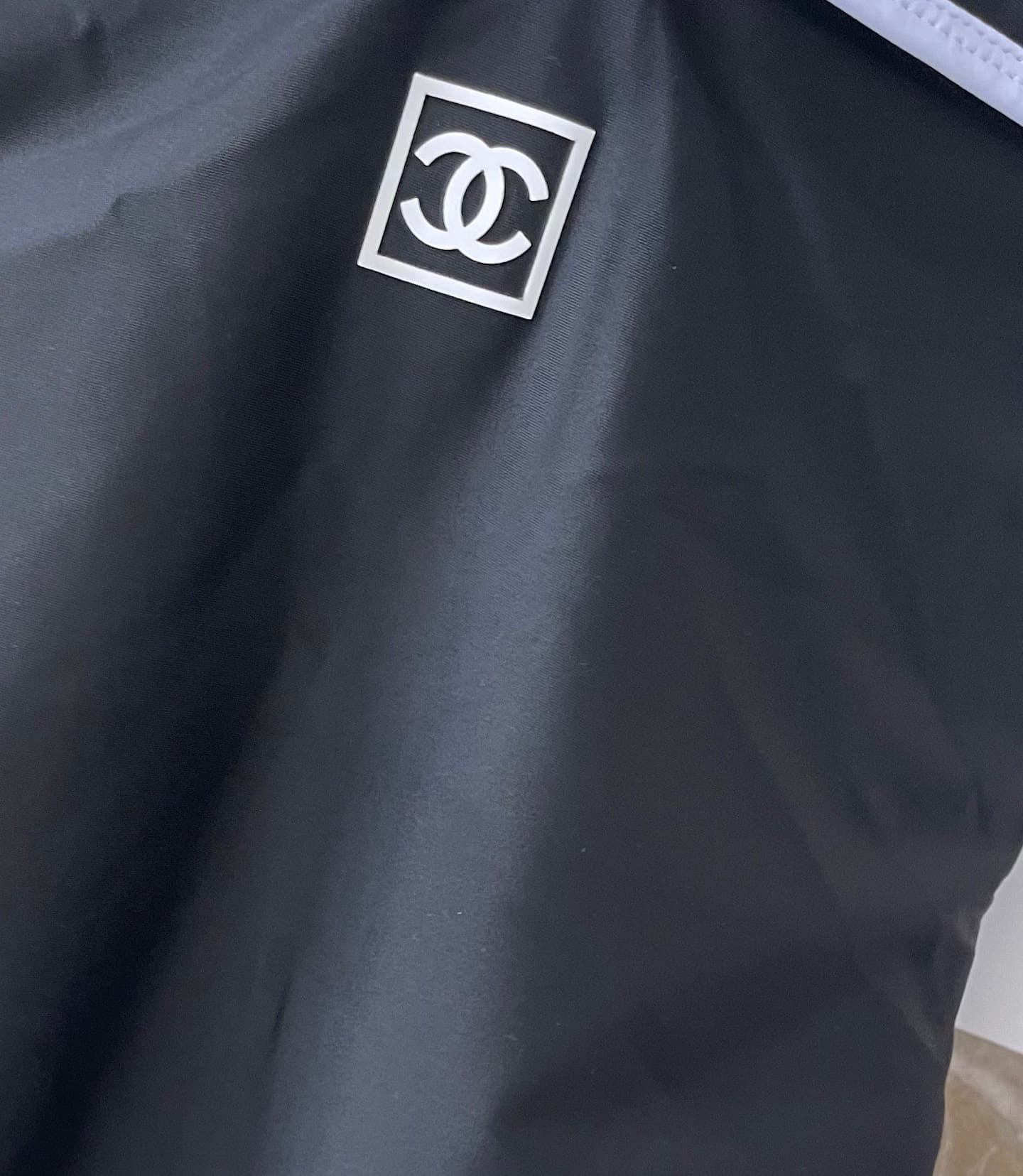 C24898 Chanel swimsuit – Chanel’s new backless one-piece swimsuit in black, simple and elegant. Suitable for various swimming scenarios 🏊‍♀️ Whether at the beach, in a swimming pool, in hot springs, or at water parks – it works well for all situations 😌 I — image 8