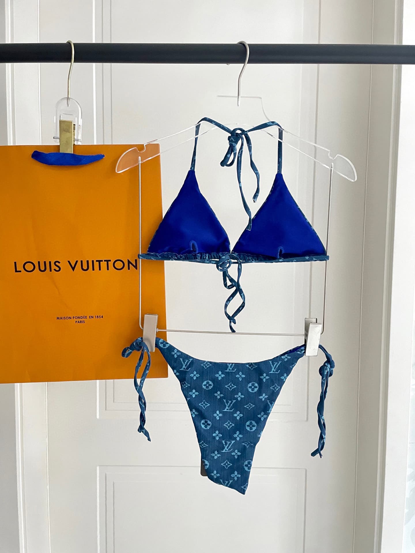 C24875 Lv swimsuits – Lv bikinis 😍🥰 – are suitable for various swimming scenarios 🏊‍♀️. Ideal for beach, swimming pools, hot springs, water parks, and rafting activities 😌. They can also be worn with inner garments. The one-piece design covers the body an — image 4