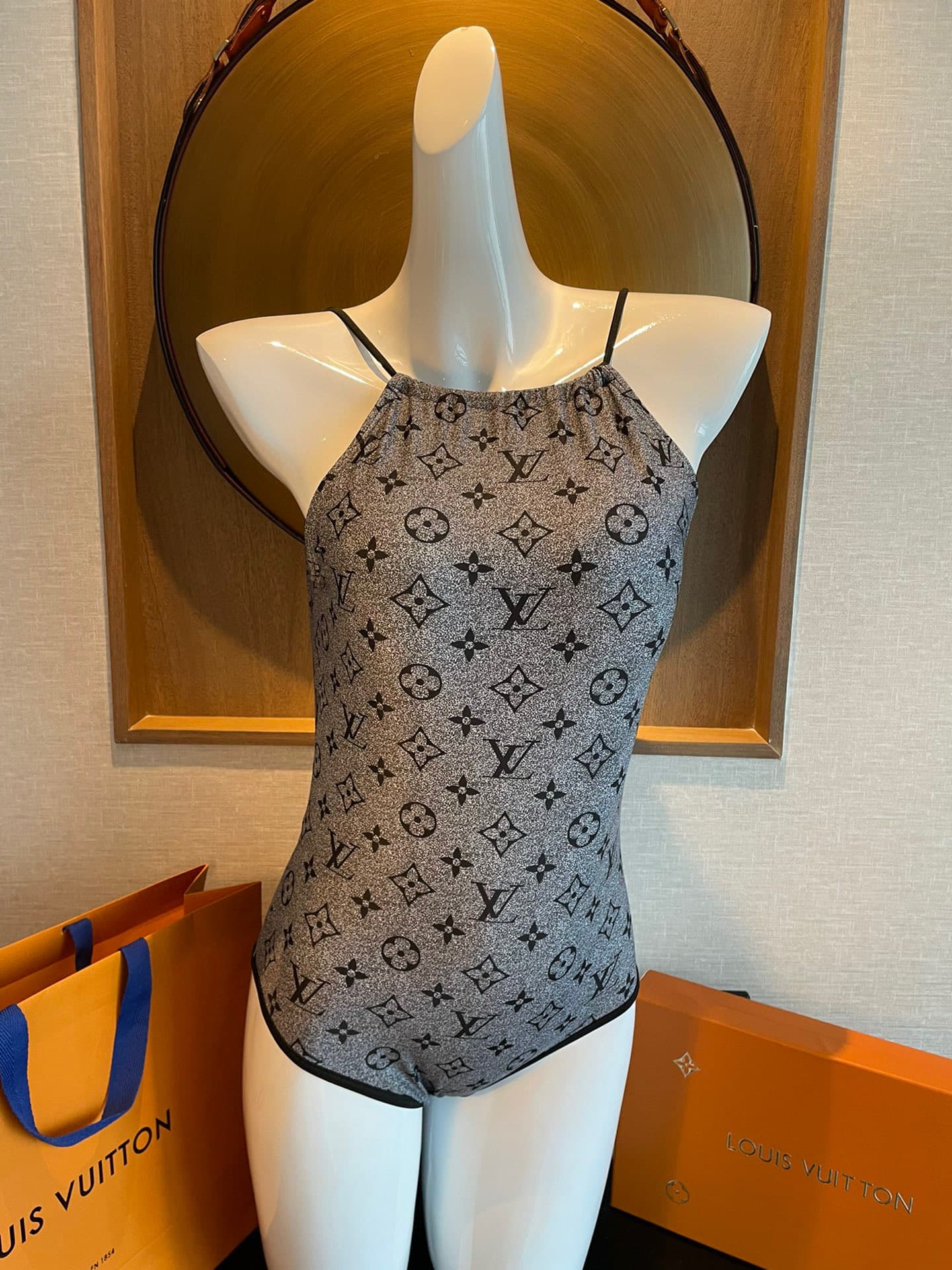 C24873 Lv swimsuit Lv😍🥰 – a swimsuit suitable for various scenarios 🏊‍♀️. It can be used at the beach, swimming pools, hot springs, water parks, and for rafting activities 😌. It can also be worn with inner layers. The one-piece design covers the body and  — image 2