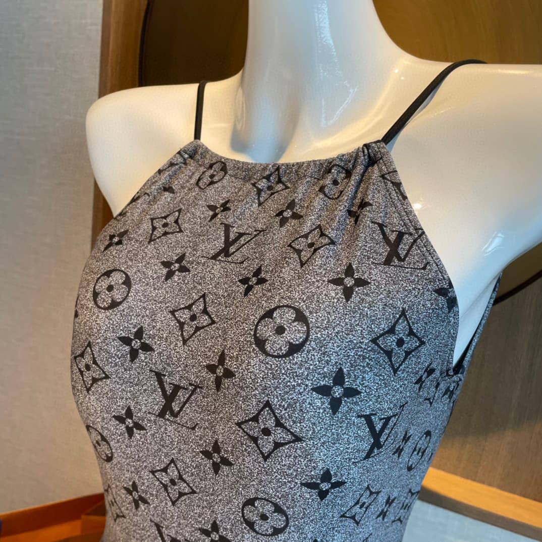C24873 Lv swimsuit Lv😍🥰 – a swimsuit suitable for various scenarios 🏊‍♀️. It can be used at the beach, swimming pools, hot springs, water parks, and for rafting activities 😌. It can also be worn with inner layers. The one-piece design covers the body and  — image 3
