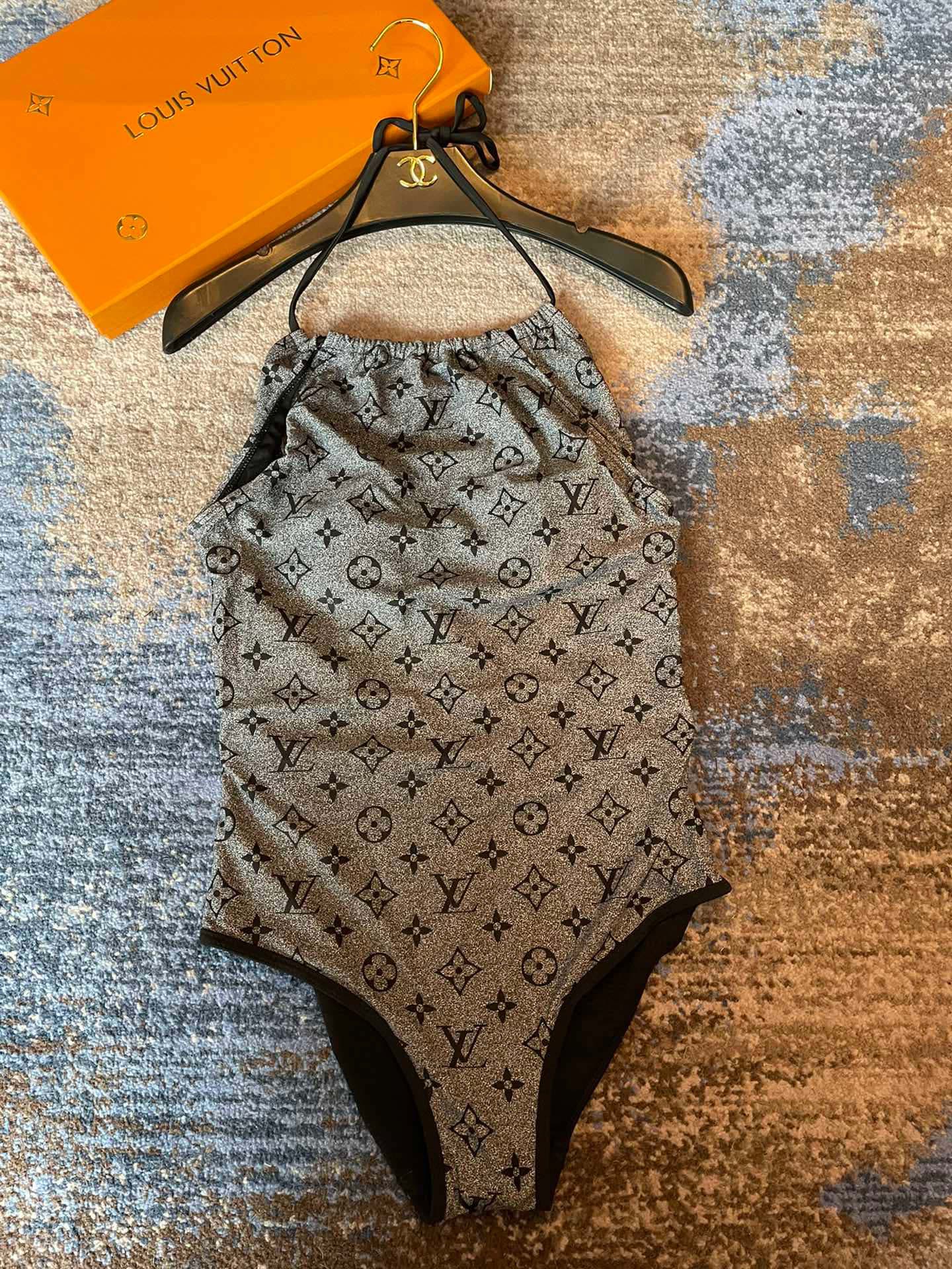 C24873 Lv swimsuit Lv😍🥰 – a swimsuit suitable for various scenarios 🏊‍♀️. It can be used at the beach, swimming pools, hot springs, water parks, and for rafting activities 😌. It can also be worn with inner layers. The one-piece design covers the body and  — image 5